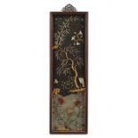 Teilvergoldete Holztafel mit Floraldekor aus Jade-Einlagen