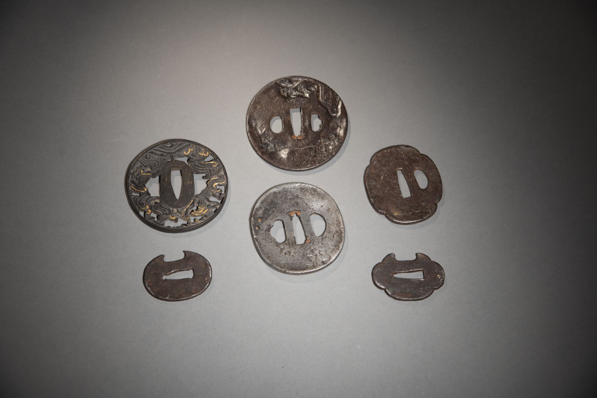 Sechs Tsuba aus Eisen mit eingelegten Reliefdekoren - Bild 2 aus 3