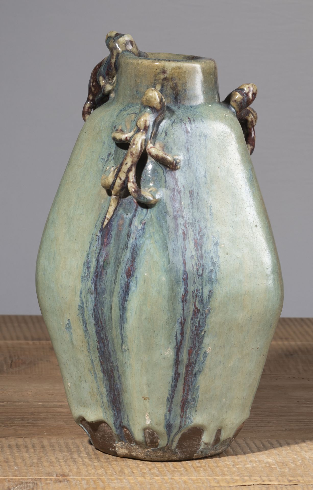 A HEAVY SHIWAN WARE PENTAGONAL VASE WITH THREE PLASTIC CHILONG, COVERED WITH A THICK GLAZE RANGING - Image 3 of 5