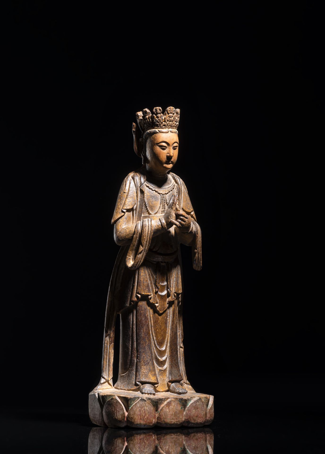 Feine vergoldete Holzfigur eines Bodhisattva, vielleicht Guanyin - Bild 2 aus 6