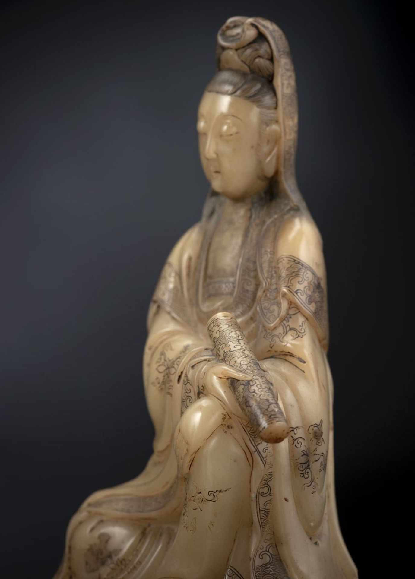 A VERY FINE CARVED AND ENGRAVED SOAPSTONE MODEL OF SEATED GUANYIN WITH A SCROLL - Image 5 of 5