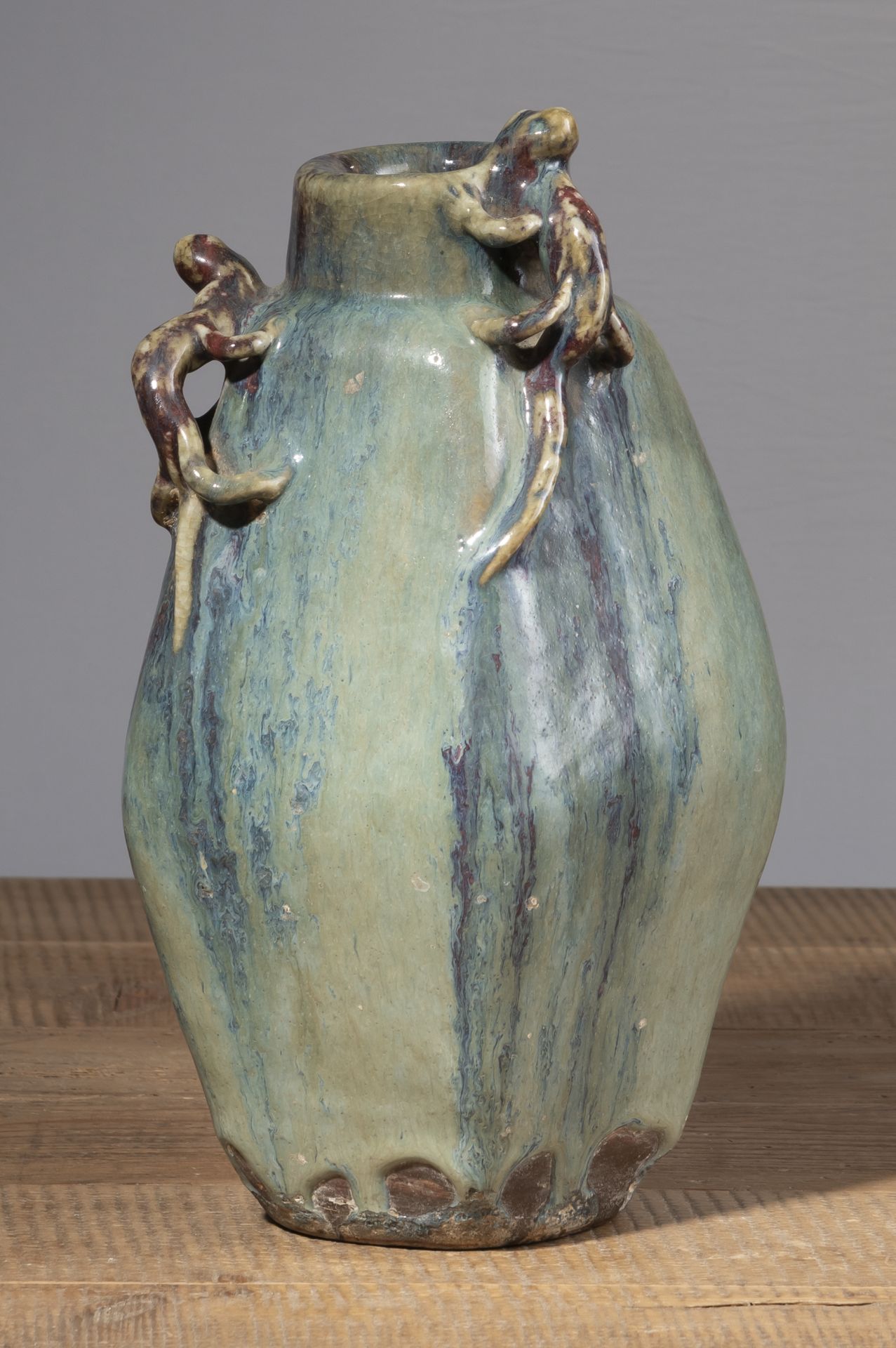 A HEAVY SHIWAN WARE PENTAGONAL VASE WITH THREE PLASTIC CHILONG, COVERED WITH A THICK GLAZE RANGING - Image 2 of 5