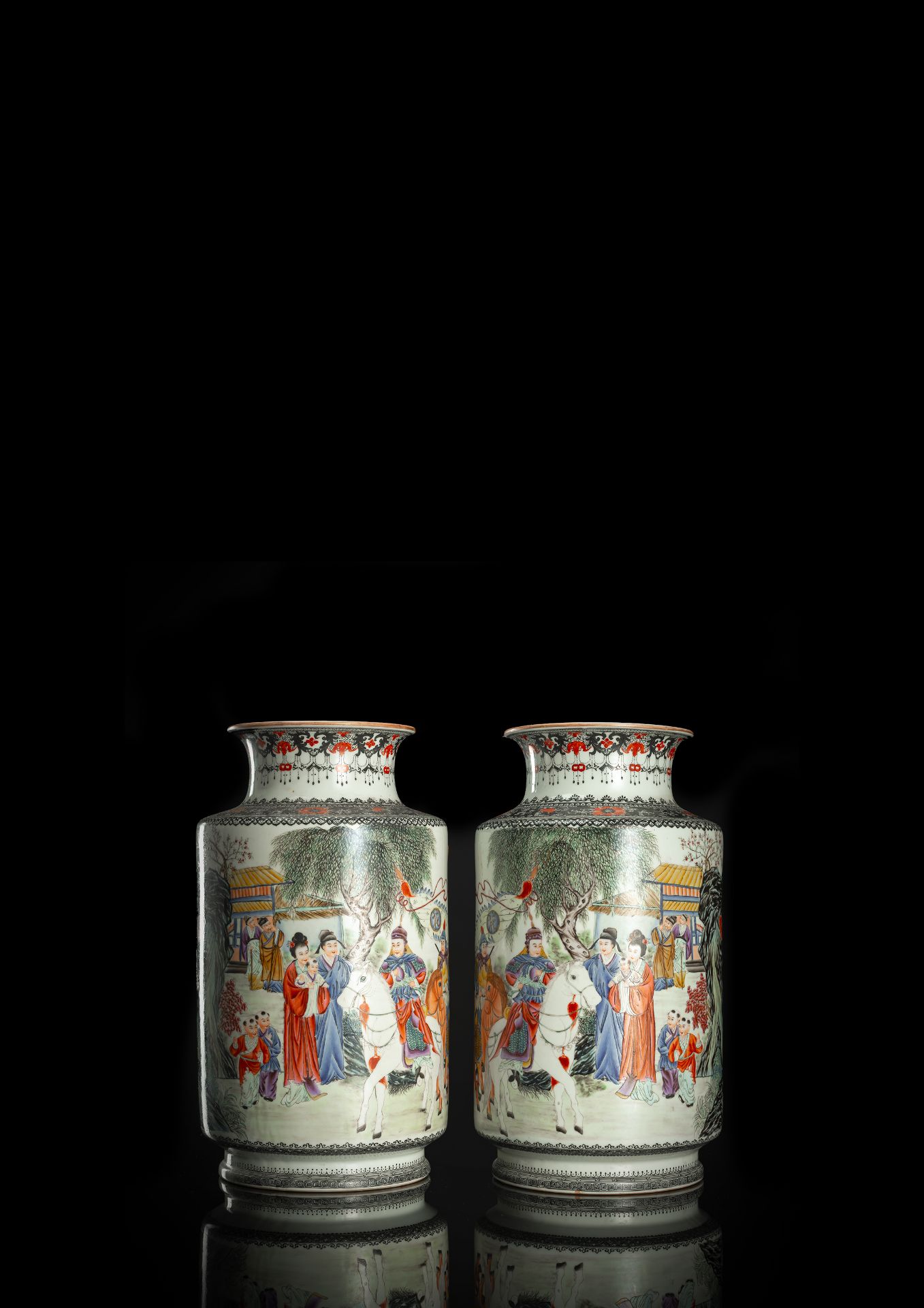 Paar Rouleau-Vasen aus Porzellan mit umlaufendem Figurendekor