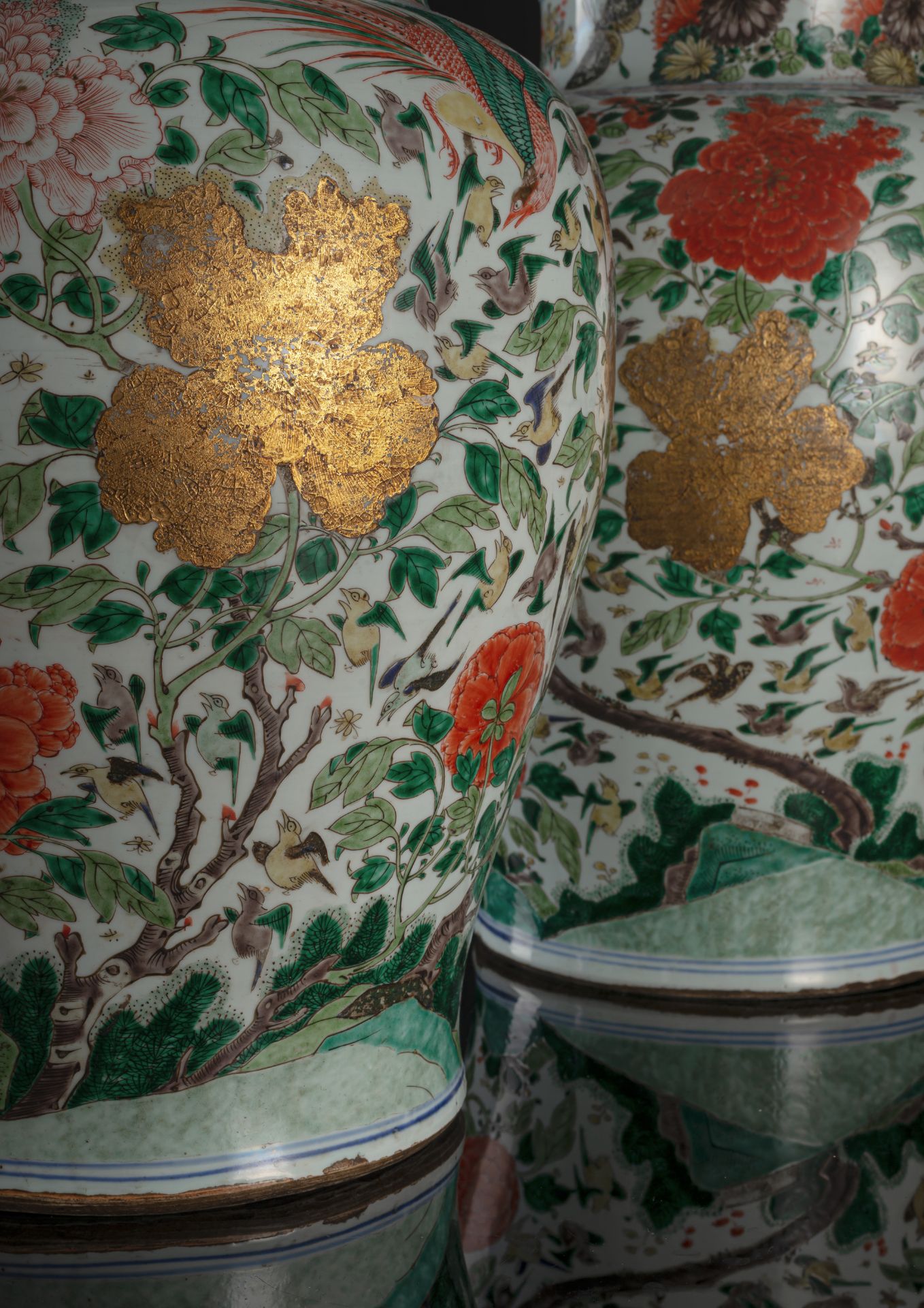 A VERY RARE AND LARGE PAIR OF FAMILLE VERTE PHOENIX AND BIRDS JARS AND COVERS WITH GOLD - Image 5 of 10