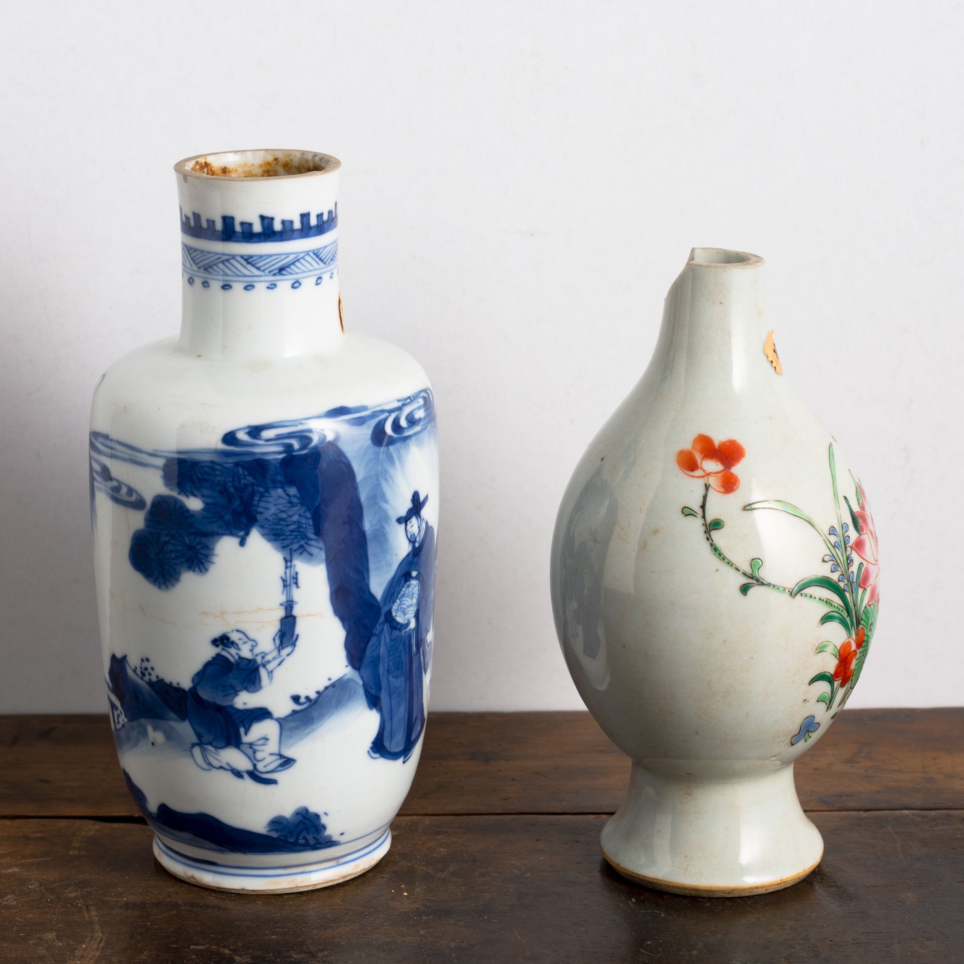 A SMALL BLUE AND WHITE FIGURAL PORCELAIN ROULEAU VASE AND A 'FAMILLE ROSE' BOTTLE VASE - Image 2 of 6