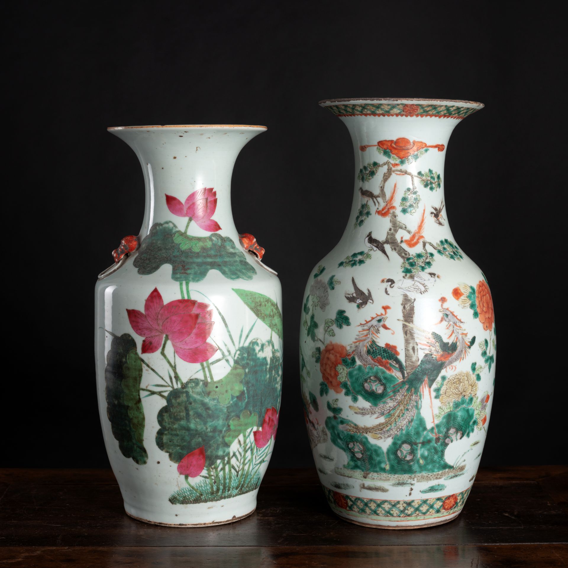 Zwei Balustervasen aus Porzellan mit Vogel- und Lotosdekor