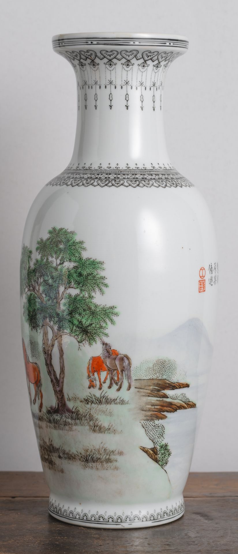 Balustervase aus Porzellan mit polychromem Dekor von acht Pferden und Gedichtaufschriften - Bild 4 aus 6