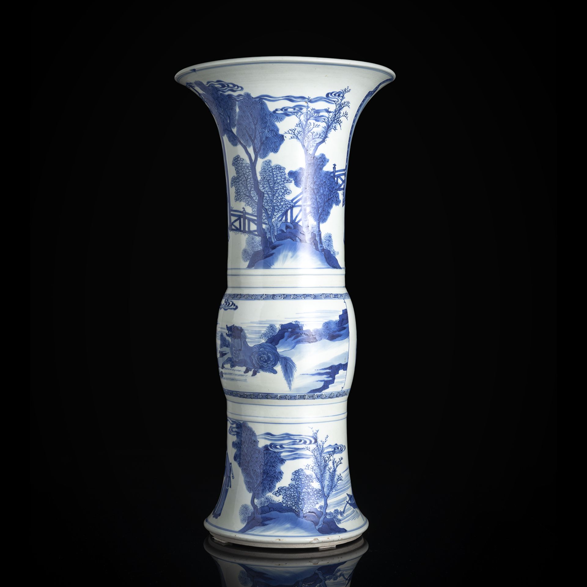 'Gu'-förmige Porzellanvase mit unterglasurblauem Dekor von Figuren und Tieren