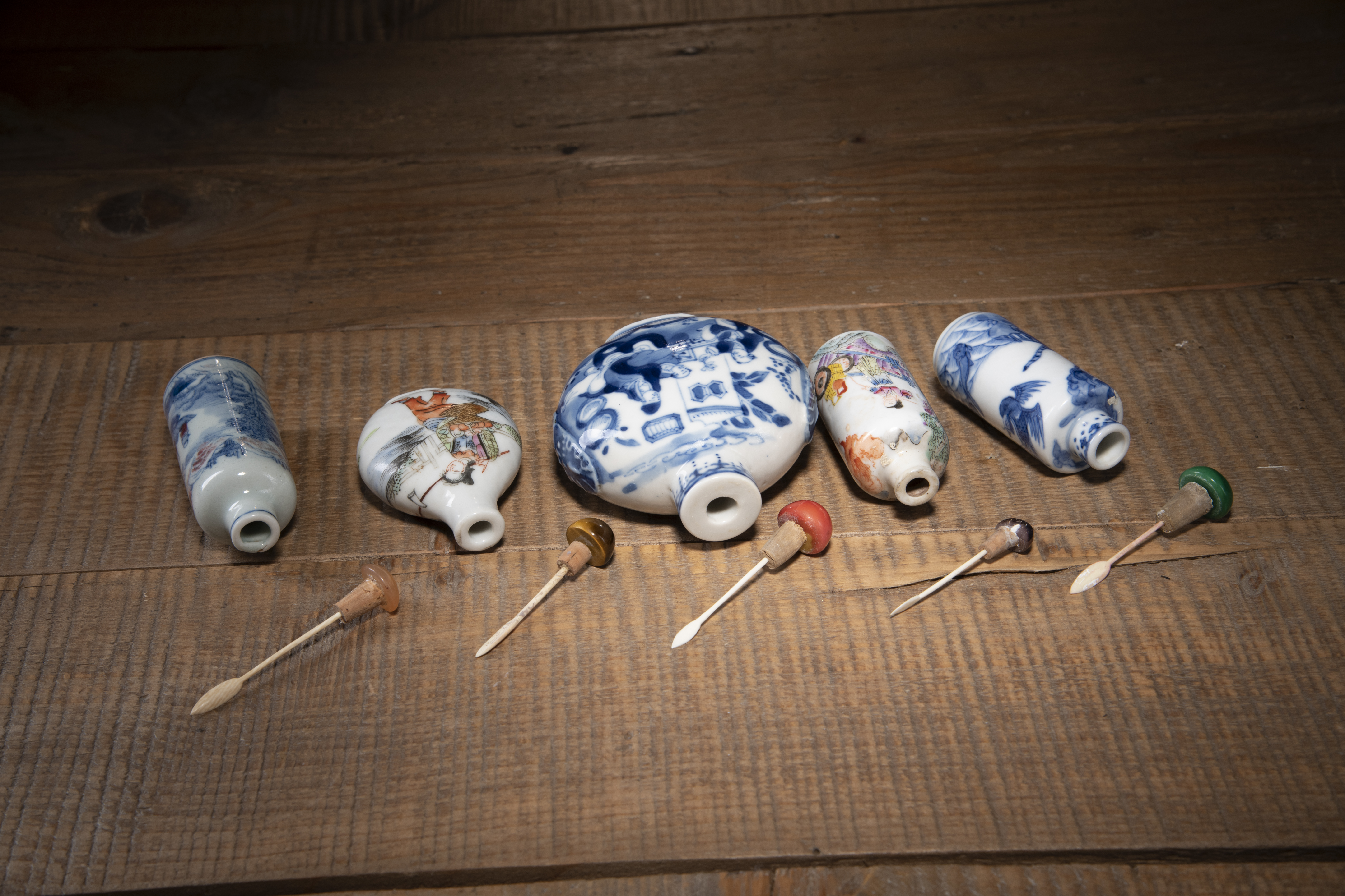 FIVE BLUE AND WHITE AND 'FAMILLE ROSE' PORCELAIN SNUFFBOTTLES - Image 5 of 5