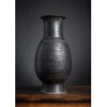 Vase mit schwarzer Glasur aus Porzellan mit Bronzen und Aufschriften, Bronze imitierend