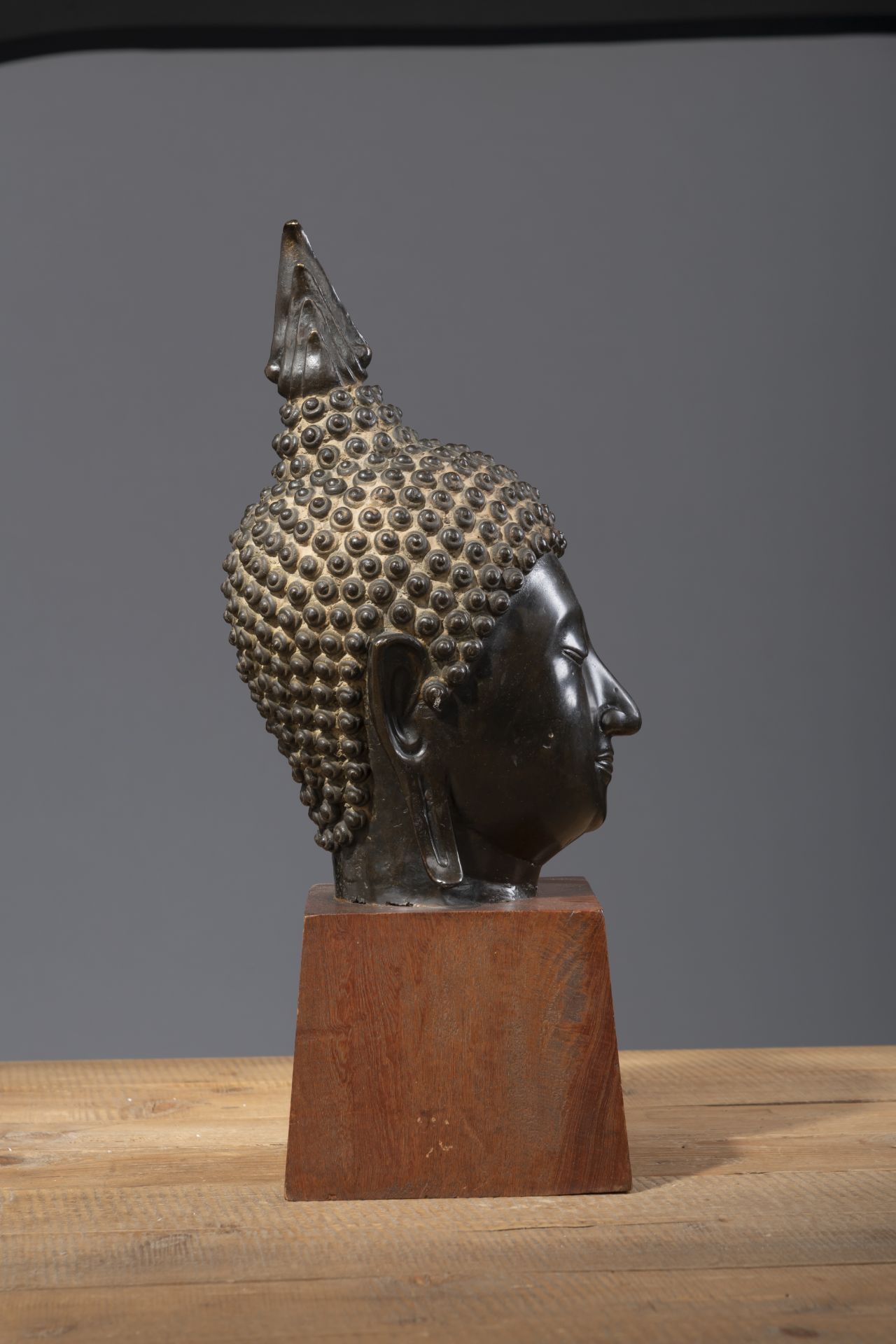 A BRONZE HEAD OF BUDDHA - Image 2 of 4