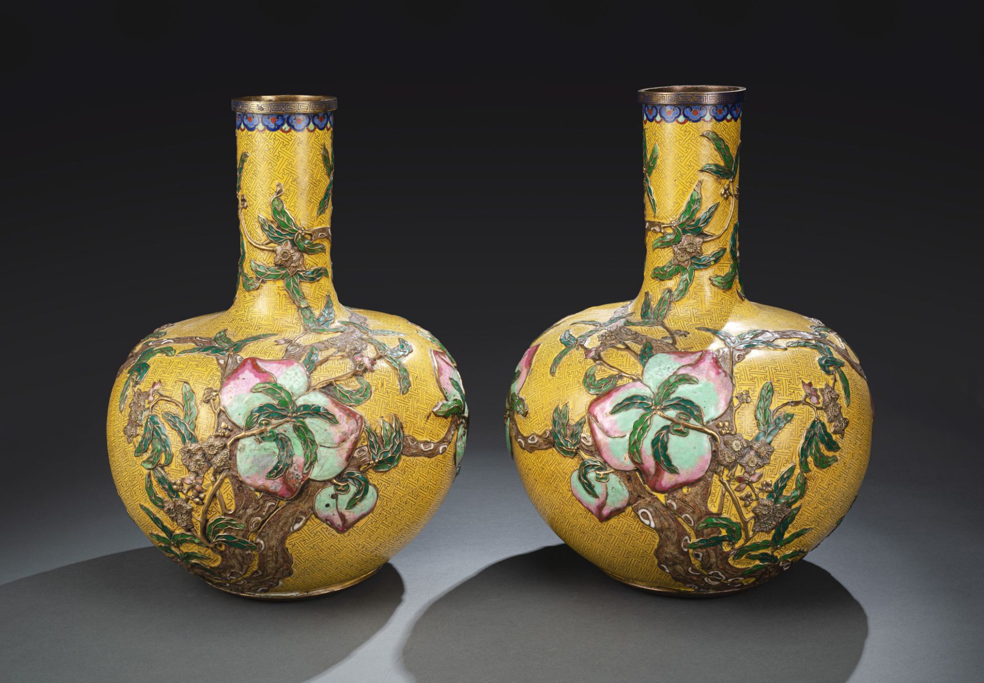 Paar Cloisonné-Vasen mit Pfirsichdekor in Relief auf gelbem Fond, partiell feuervergoldet