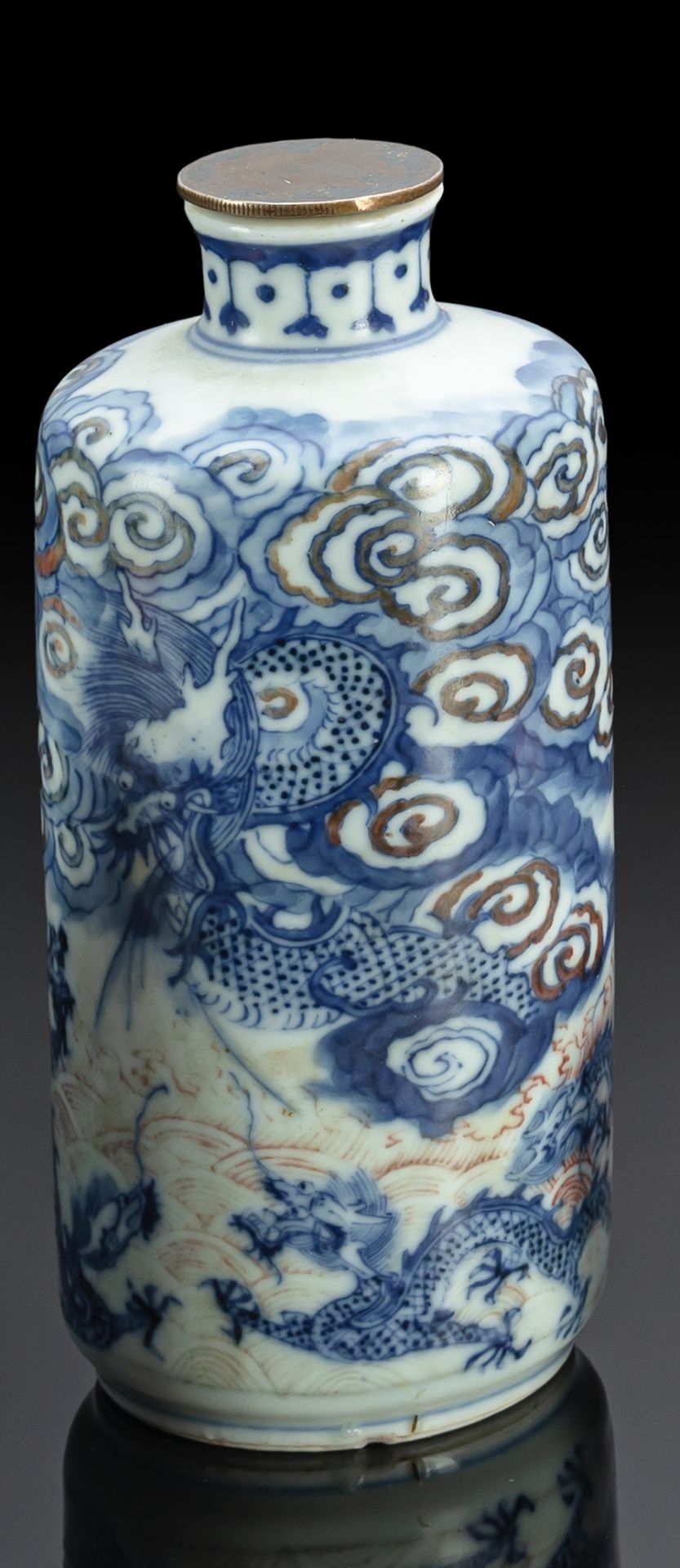 A LARGE TABLE BLUE AND WHITE AND COPPER-RED DRAGON PORCELAIN SNUFFFBOTTLE