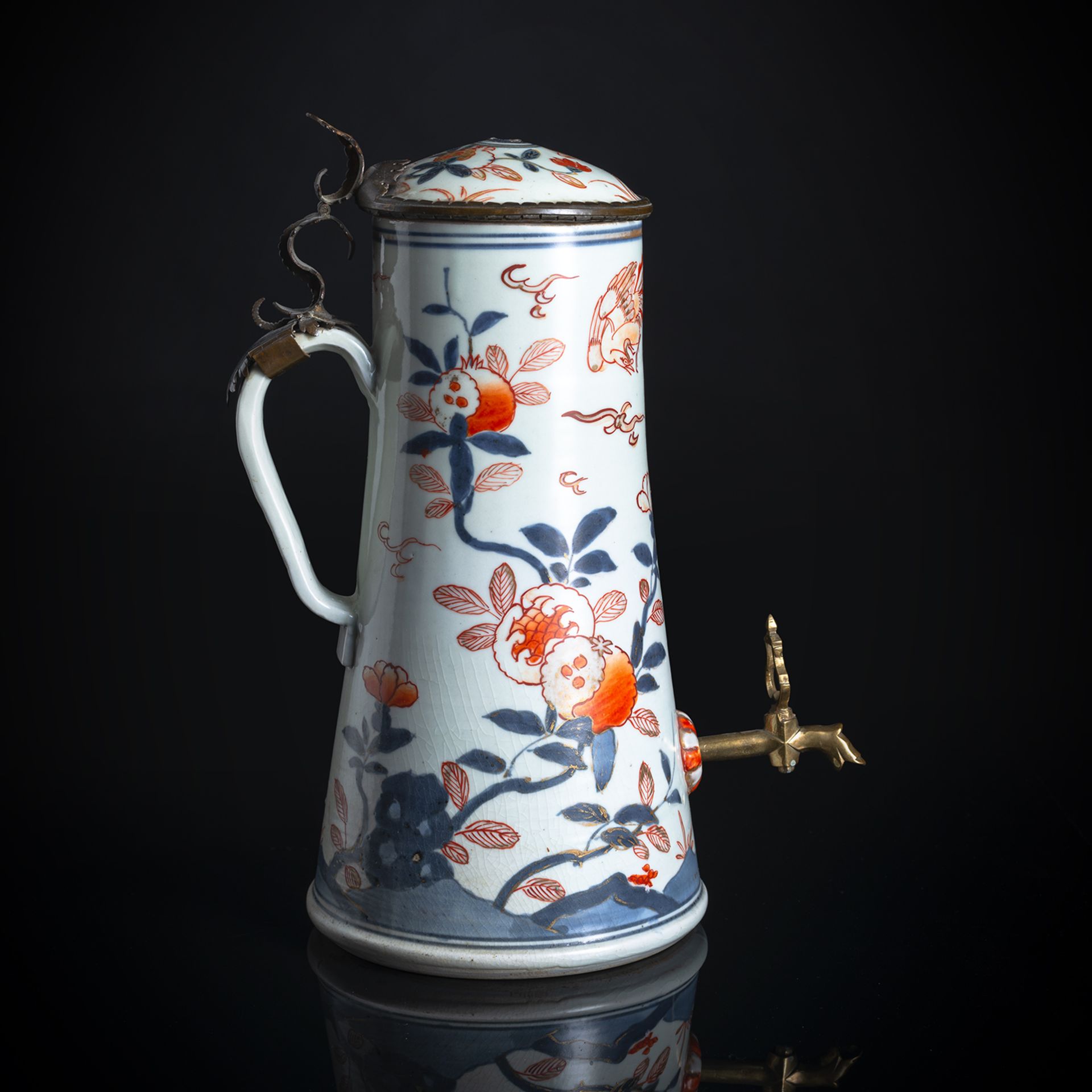 A MOUNTED IMARI COFFEE POT AND COVER