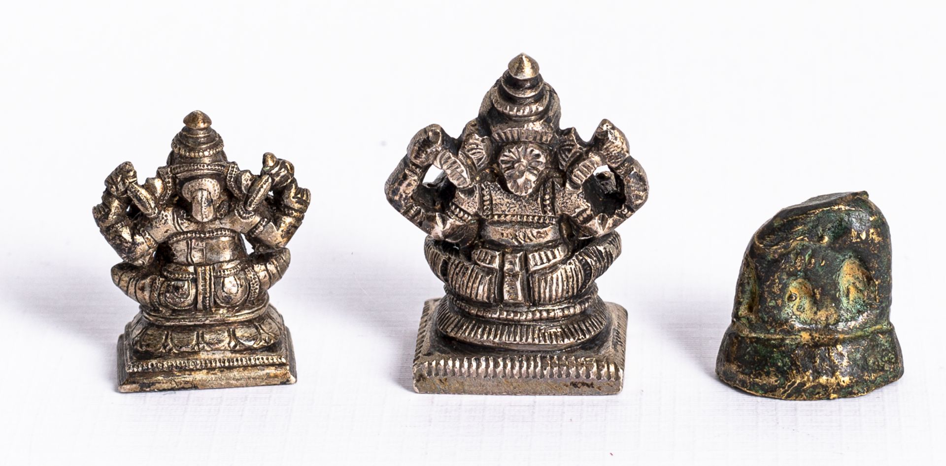 Drei kleine Gewichte: Zwei in Form von Ganesha aus Silber und ein Gewicht in Form eines Elefanten - Bild 3 aus 5