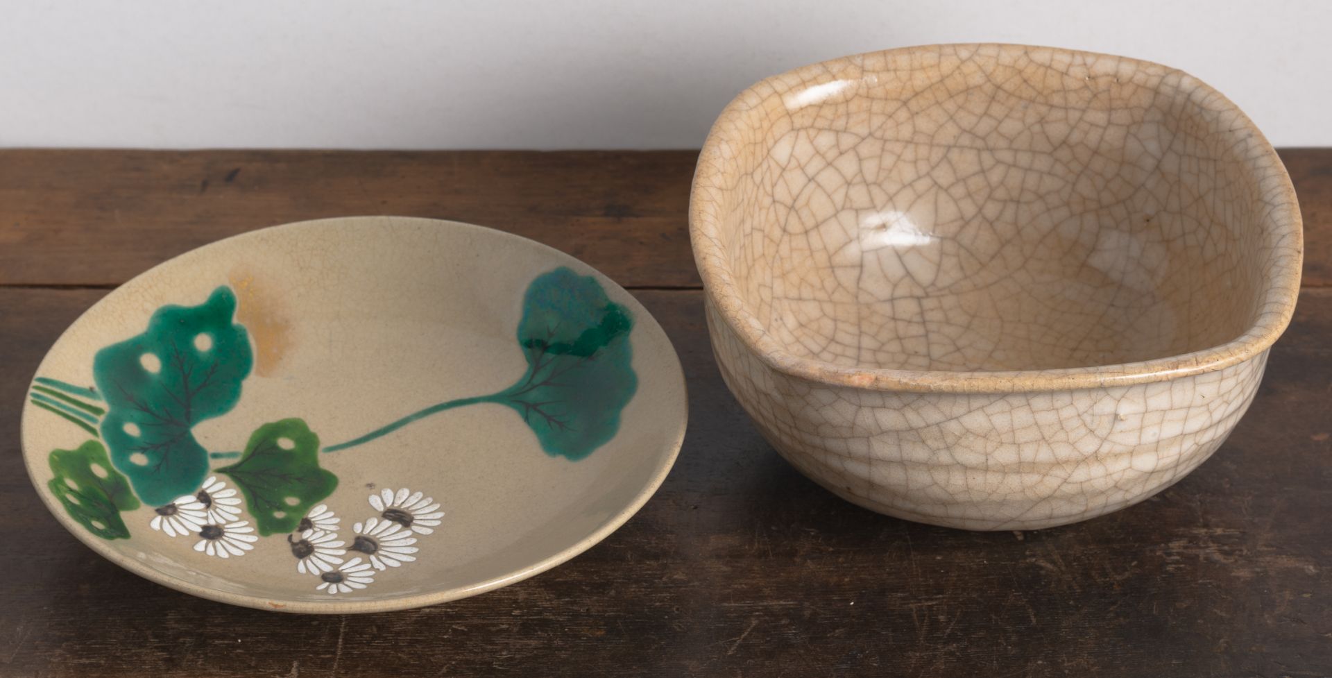 A QUASI-SQUARE CREAM-BROWN GLAZED CERAMIC BOWL AND A POLYCHROME PAINTED DISH FOR THE TEA CEREMONY - Image 4 of 4