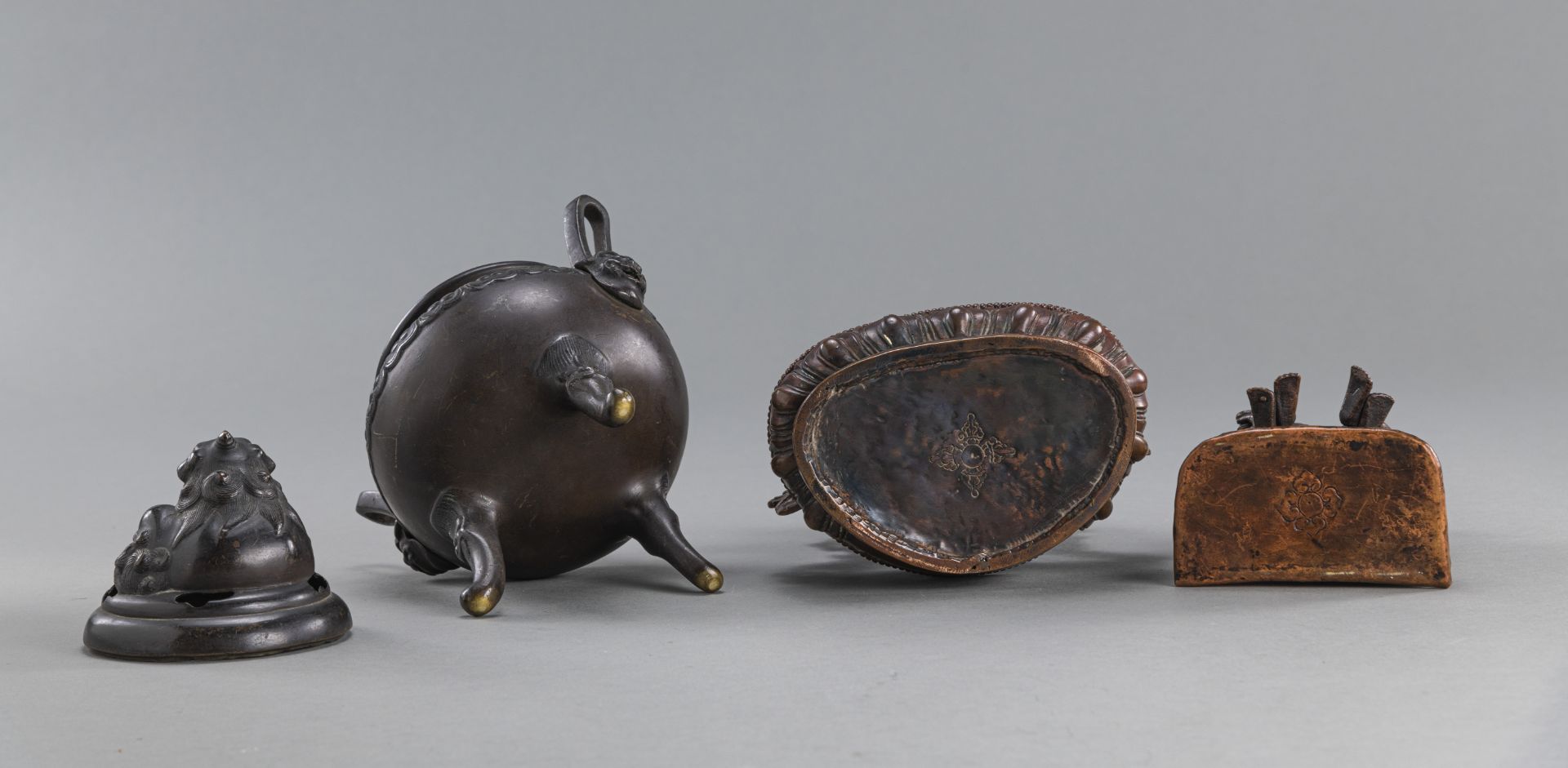 A BRONZE FIGURE OF TARA, A BRONZE FIGURE OF TARA AND A TRIPOD BRONZE CENSER WITH COVER - Image 3 of 3