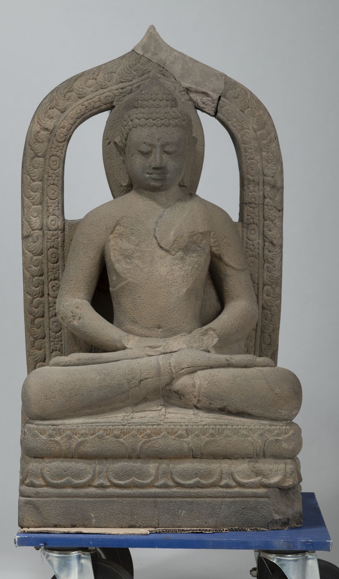 Vulkansteinfigur des Buddha Shakyamuni - Bild 2 aus 10