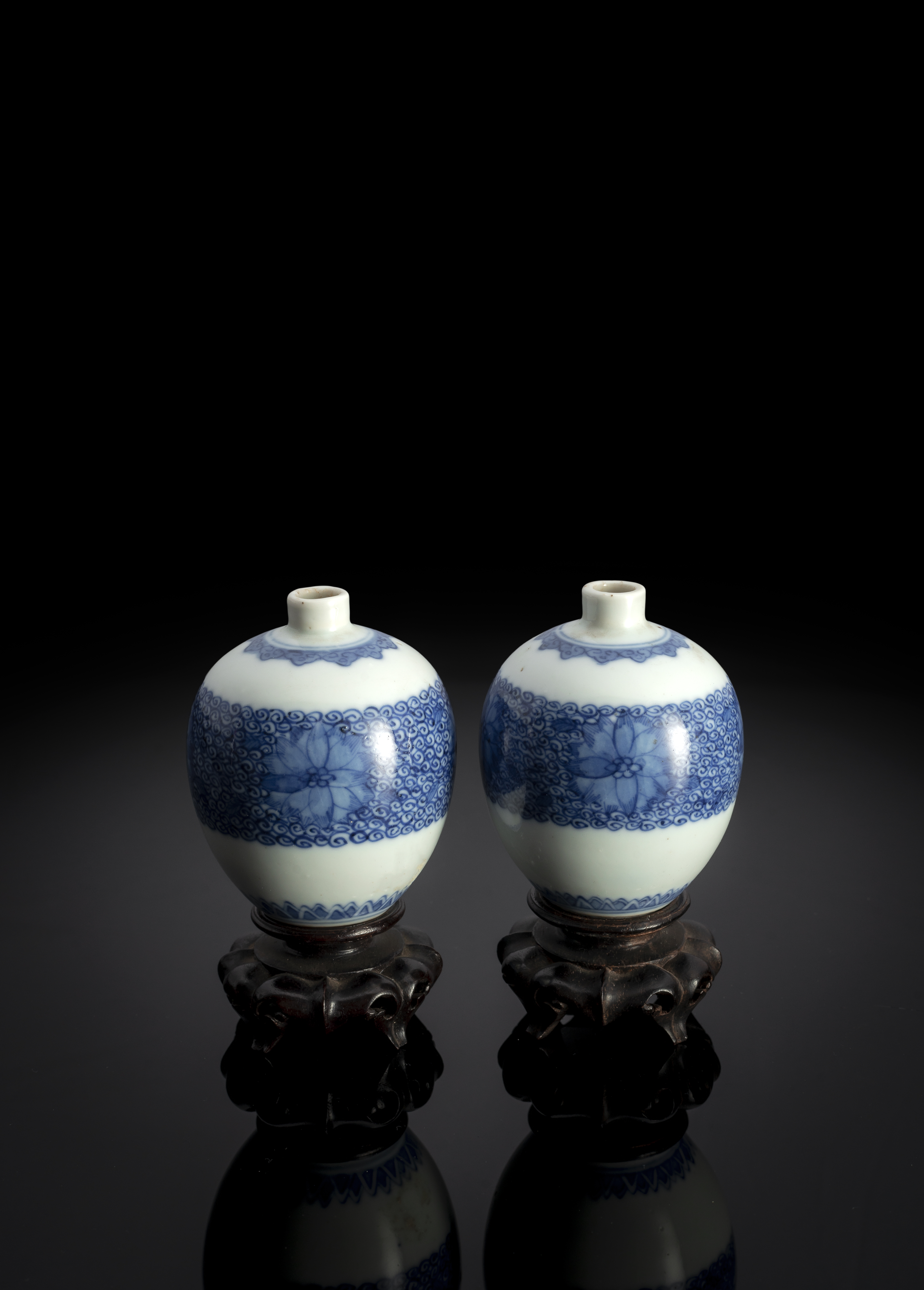 A SMALL PAIR OF BLUE AND WHITE PORCELAIN VASES