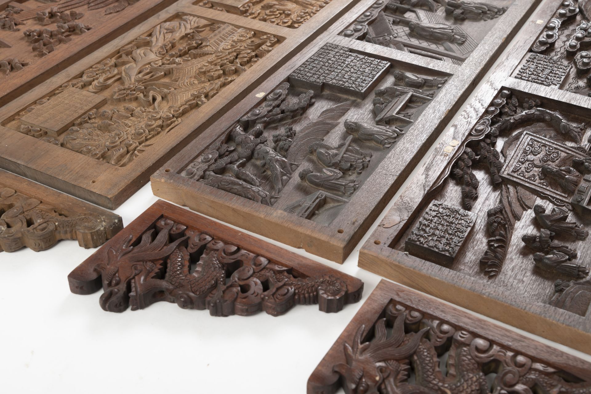 Konvolut von Holzpaneelen, einseitig geschnitzt in Relief, und Eckelementen, durchbrochen geschnitz - Bild 2 aus 5