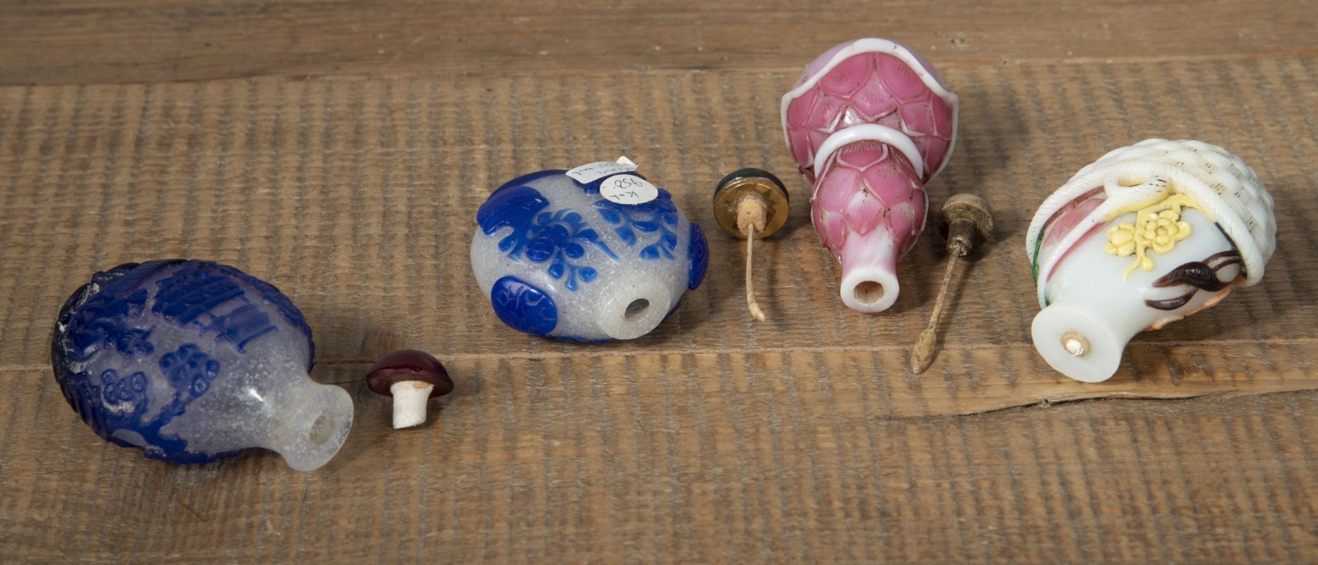 Vier Pekingglas-Snuffbottles mit polychromem Floral- und Landschaftsdekor, teils mit blauem Überfan - Bild 4 aus 4