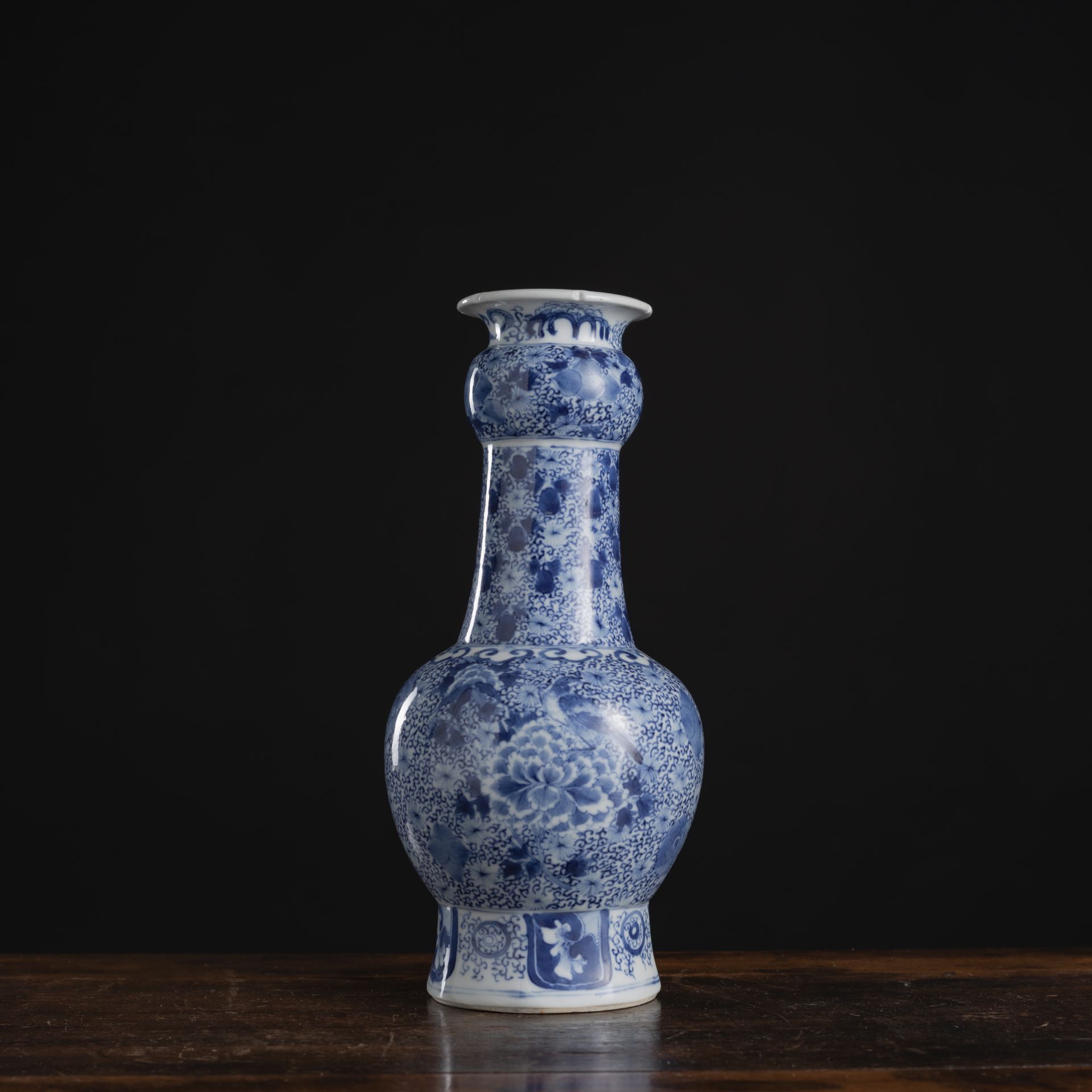 A BLUE AND WHITE FLORAL PORCELAIN VASE