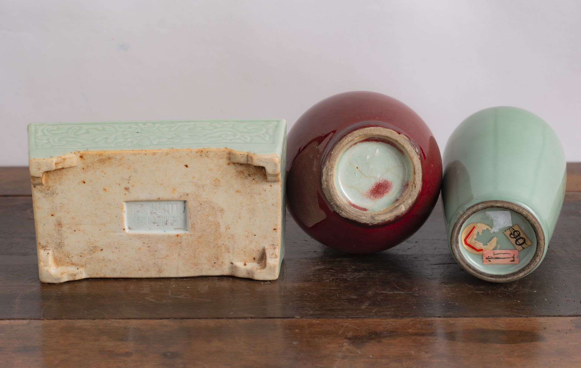 A SMALL COPPER-RED BOTTLE VASE, A CELADON VASE, AND A CELADON JARDINIÈRE - Image 3 of 4