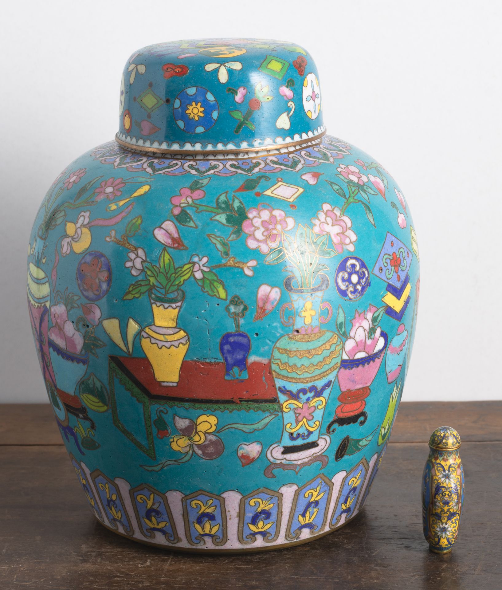 TWO CLOISONNÉ-ENAMEL VASES AND A SNUFFBOTTLE - Image 4 of 8