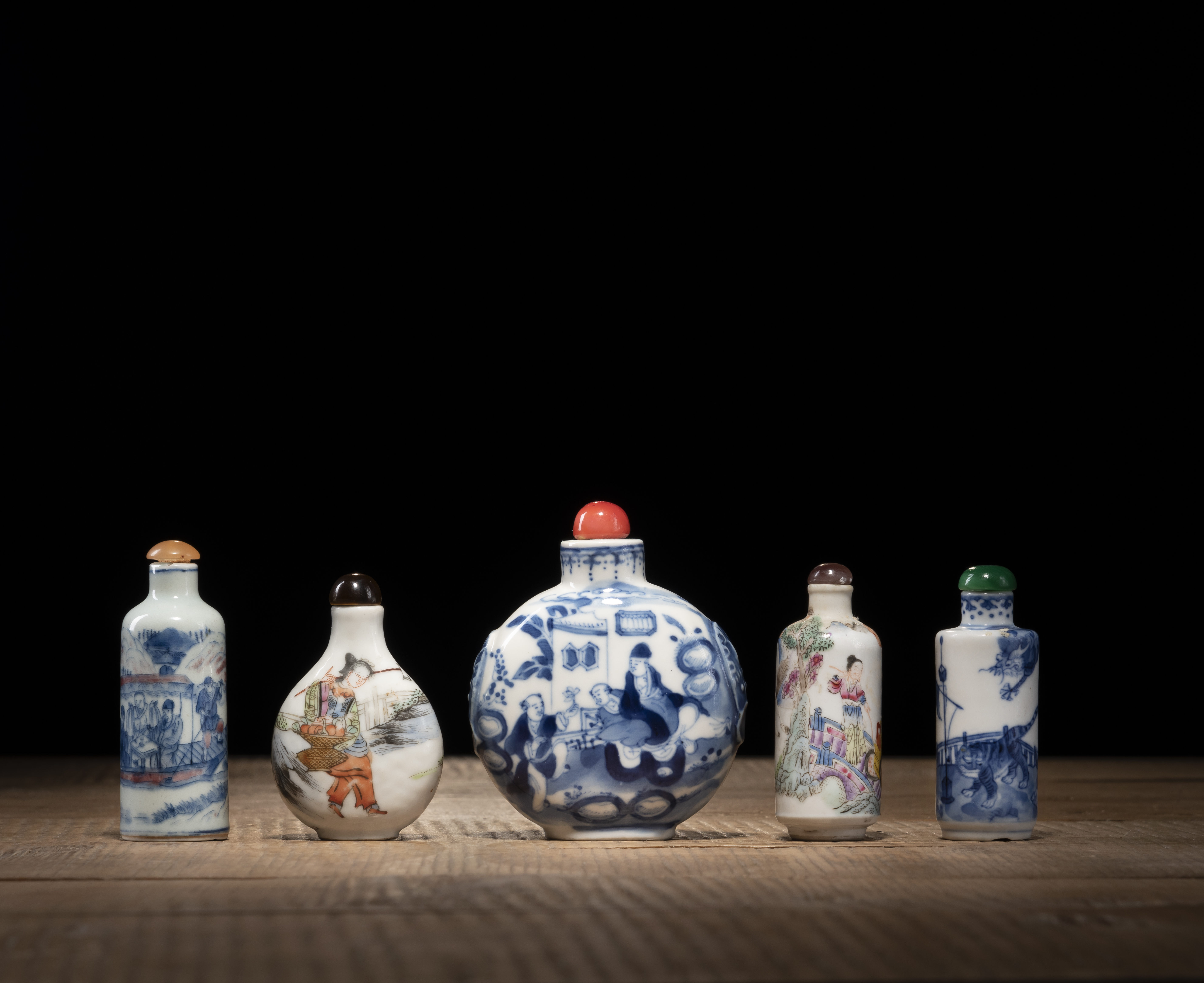 FIVE BLUE AND WHITE AND 'FAMILLE ROSE' PORCELAIN SNUFFBOTTLES