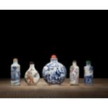 Fünf Snuffbottles aus Porzellan mit unterglasurblauem und 'Famille rose'-Figurendekor