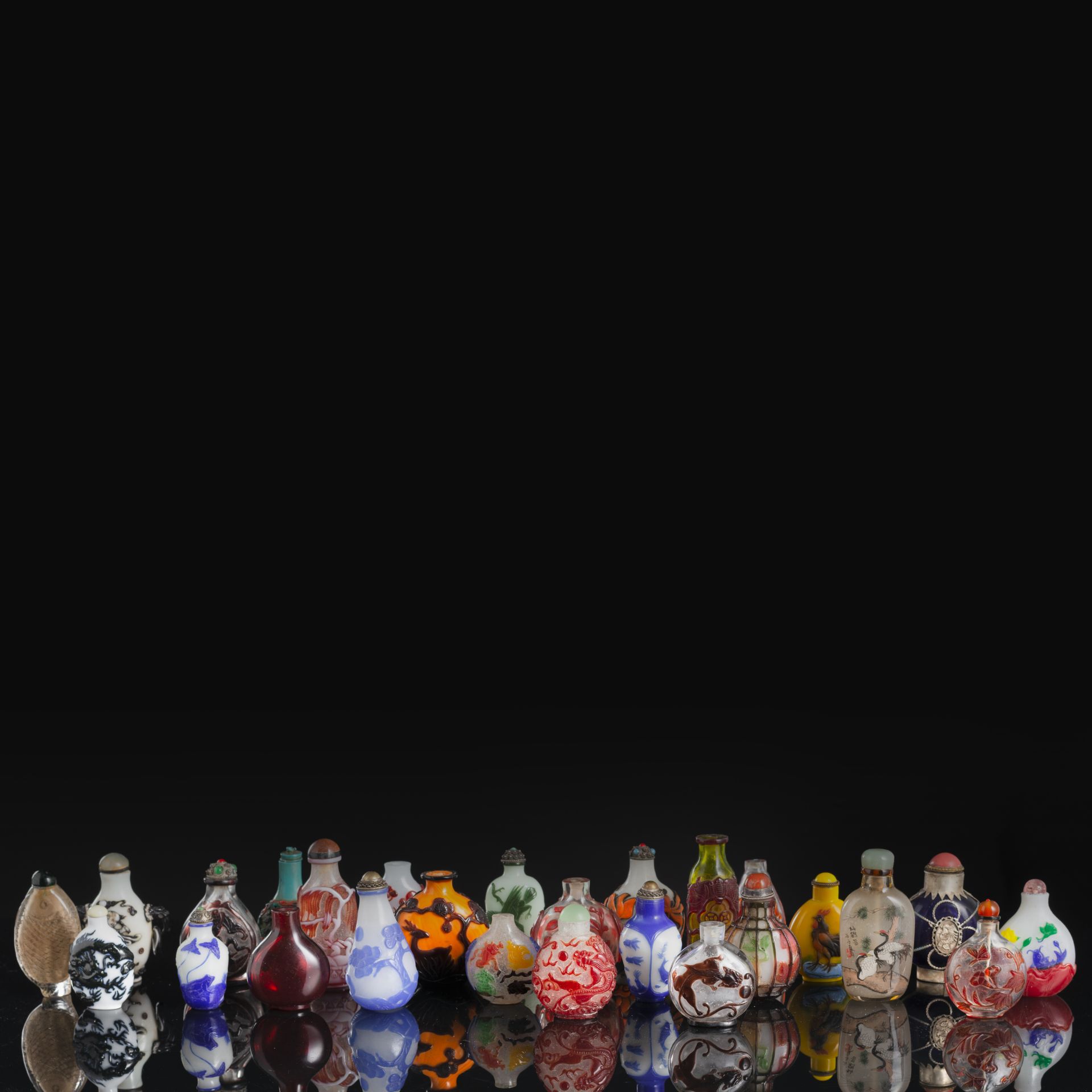 26 Snuffbottles u. a. aus Pekingglas mit Überfang und innenbemaltem Glas