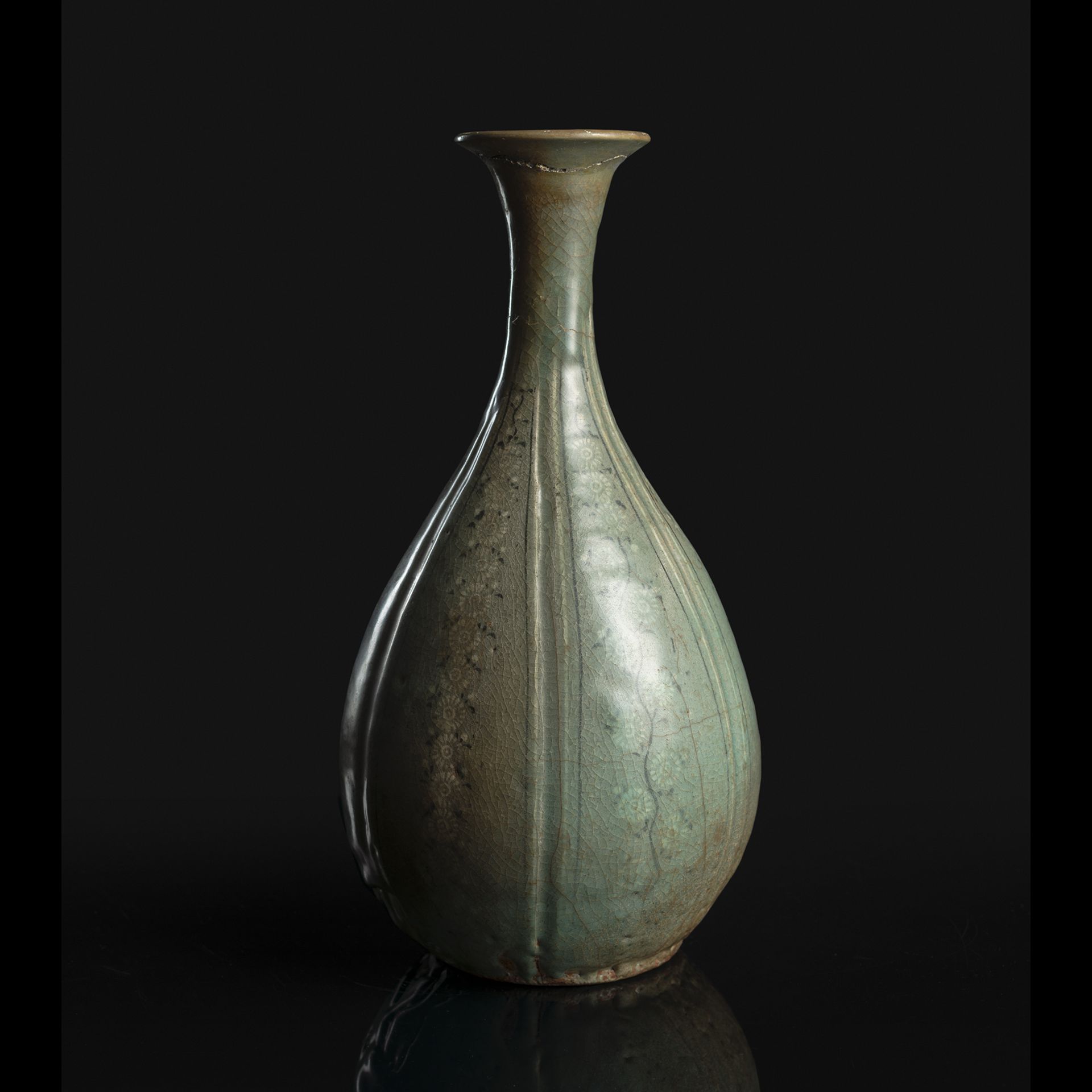 Flaschenvase mit Seladonglasur und floralen 'sangam'-Einlagen - Bild 2 aus 2