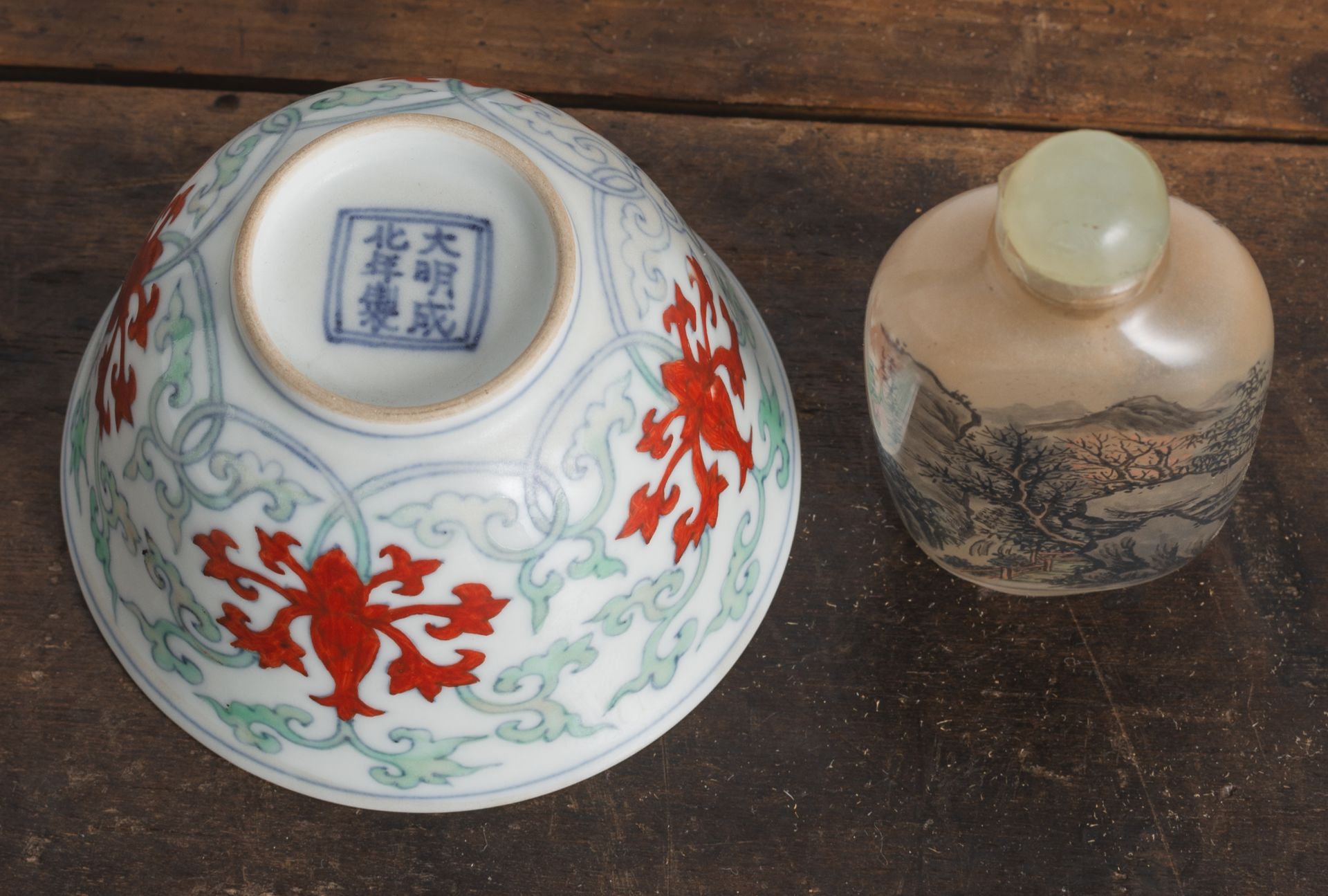 A SMALL 'DOUCAI' PORCELAIN CUP AND AN INSIDE-PAINTED GLASS SNUFFBOTTLE - Image 3 of 4