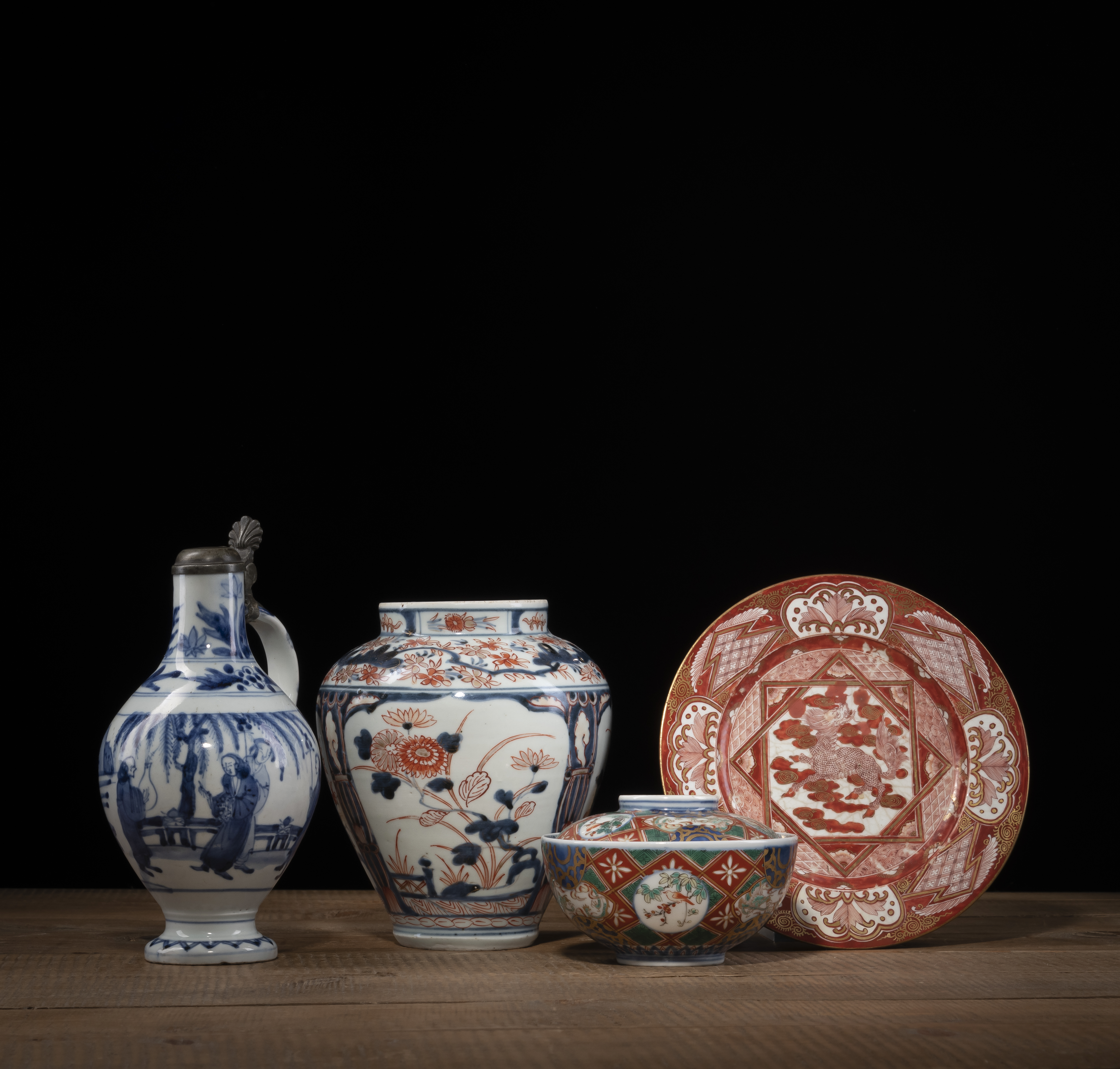 AN 'IMARI' BOWL AND COVER, A VASE, A 'KUTANI' DISH, AND AN 'ARITA' BLUE AND WHITE PORCELAIN EWER - Image 2 of 5