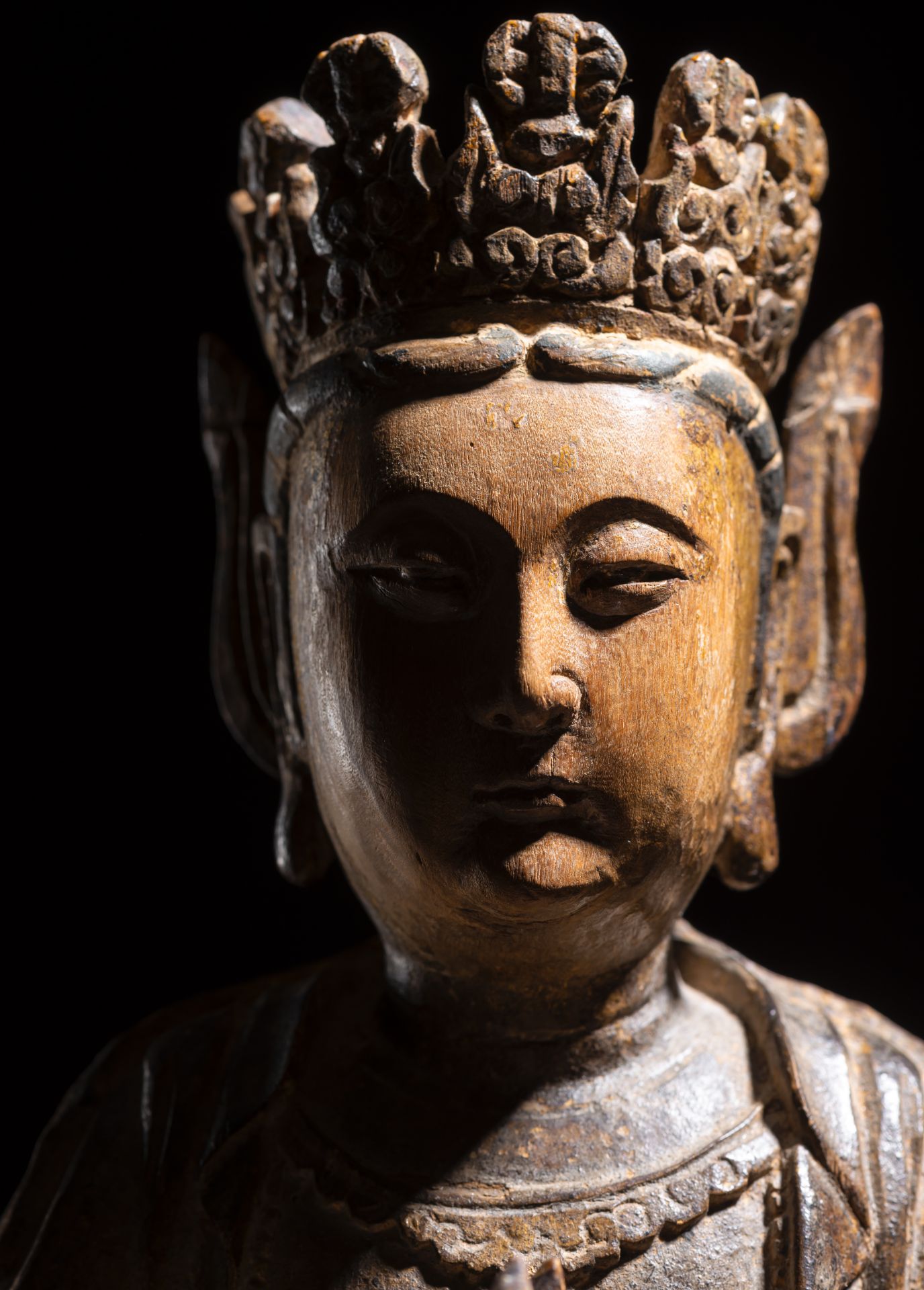 Feine vergoldete Holzfigur eines Bodhisattva, vielleicht Guanyin - Bild 4 aus 6