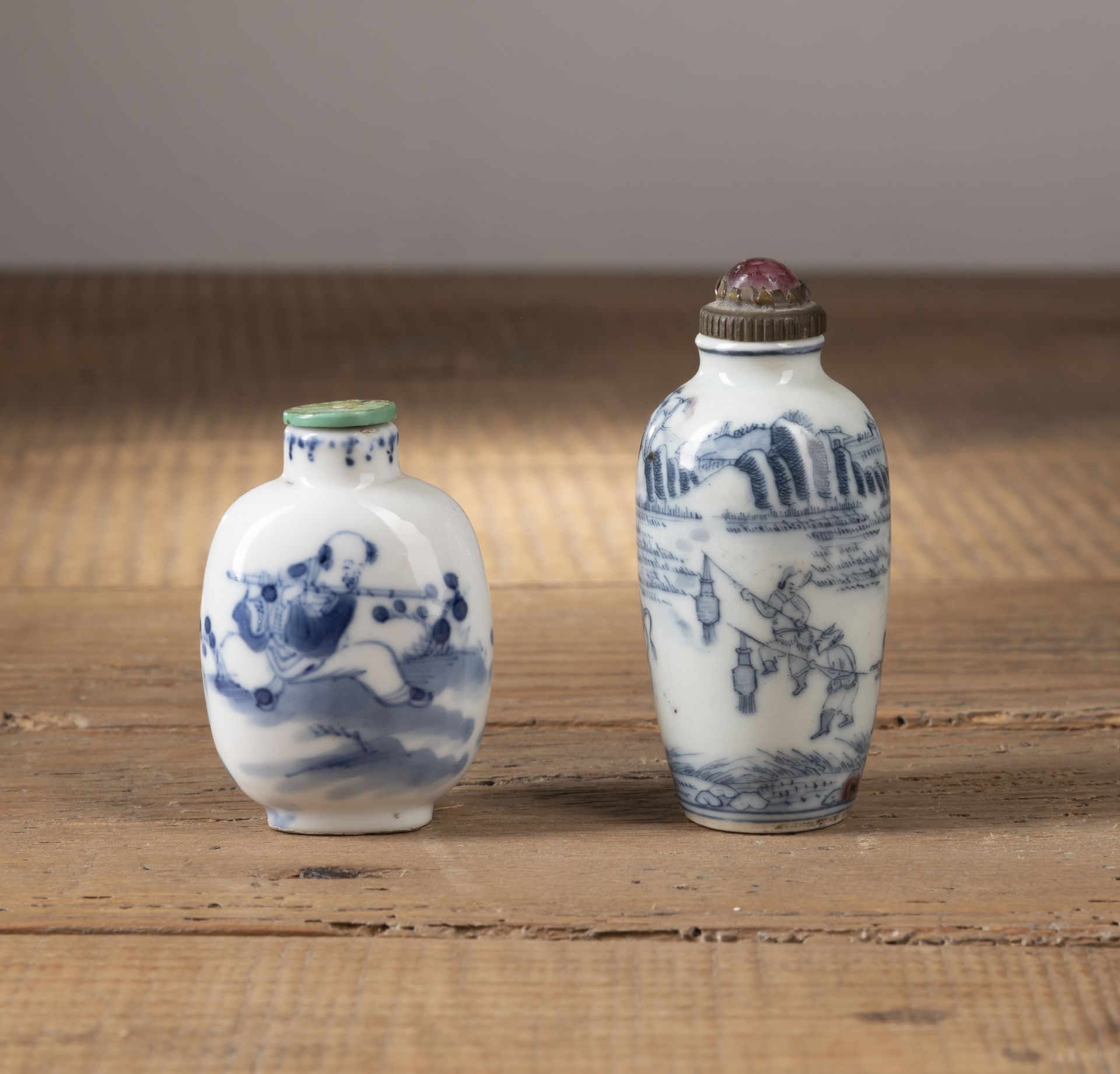 TWO BLUE AND WHITE PORCELAIN SNUFF BOTTLES DEPICTING THE WEDDING OF ZHONG KUI'S SISTER AND A MEETIN - Image 4 of 4