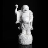 Seltene Figur des stehenden Budai, einen Pfirsich in der erhobenen rechten haltend