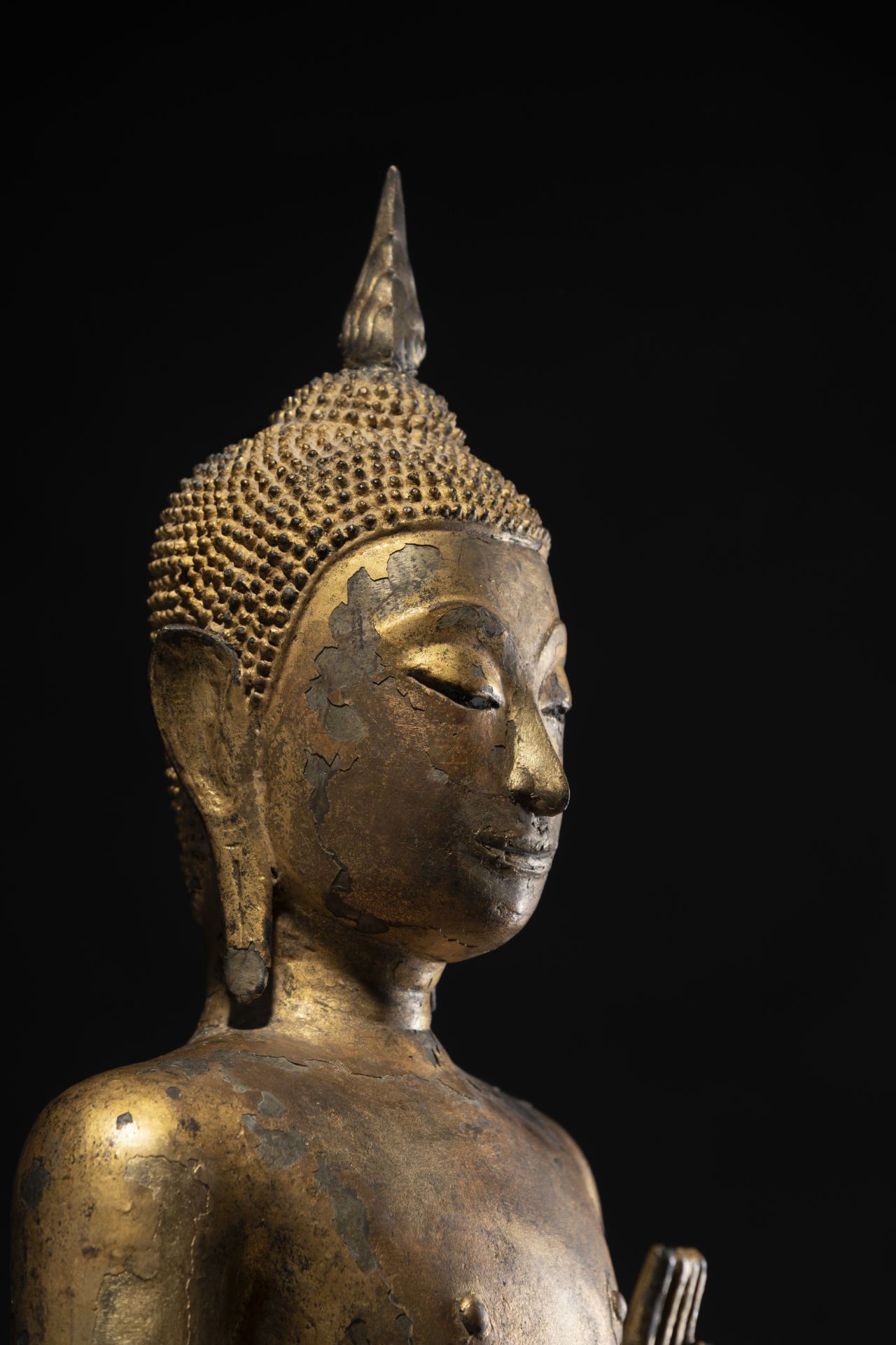 A GILT- AND BLACK-LACQUERED BRONZE FIGURE OF BUDDHA SHAKYAMUNI - Image 3 of 7