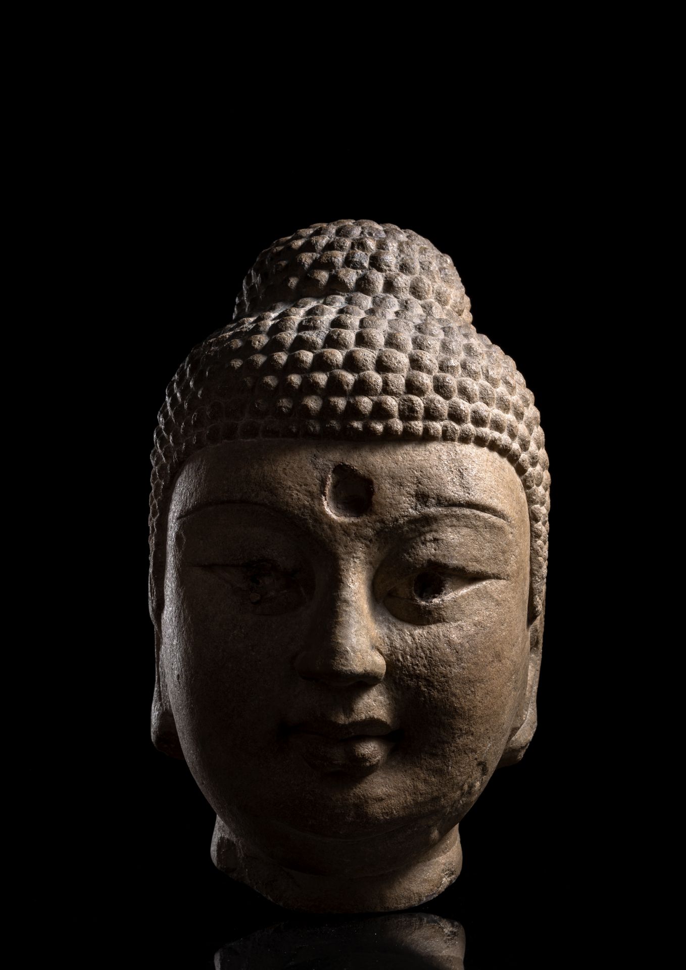 A FINE LARGE AND RARE STONE HEAD OF BUDDHA SHAKYAMUNI