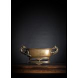 Ovaler Weihrauchbrenner aus Bronze mit 'Chilong'-Handhaben auf vierfüßigem Stand