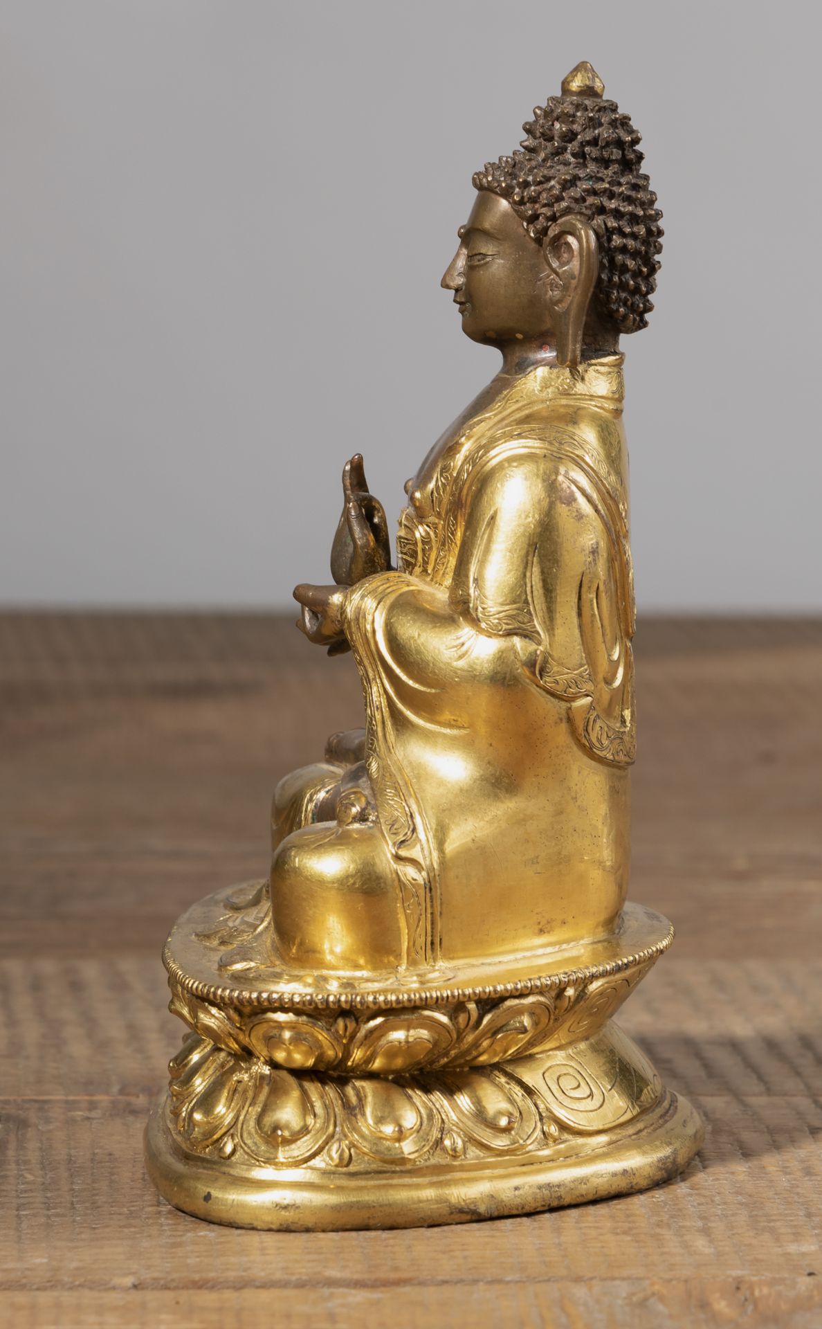 Partiell feuervergoldete Kupfer-Repoussé Figure des Buddha Shakyamuni - Bild 4 aus 5