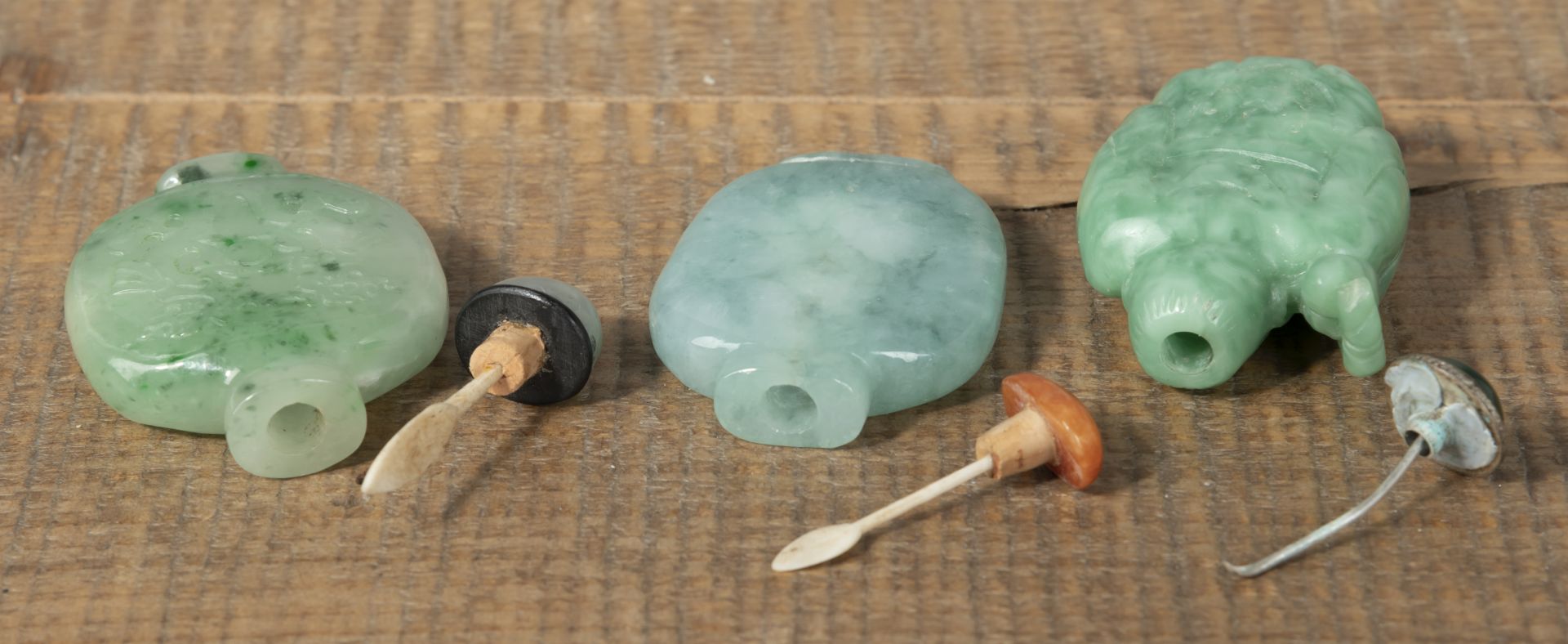 Zwei flache Snuffbottles aus Jade, teils geschnitzt mit Drachen, und ein weitere Snuffbottle in For - Bild 4 aus 4