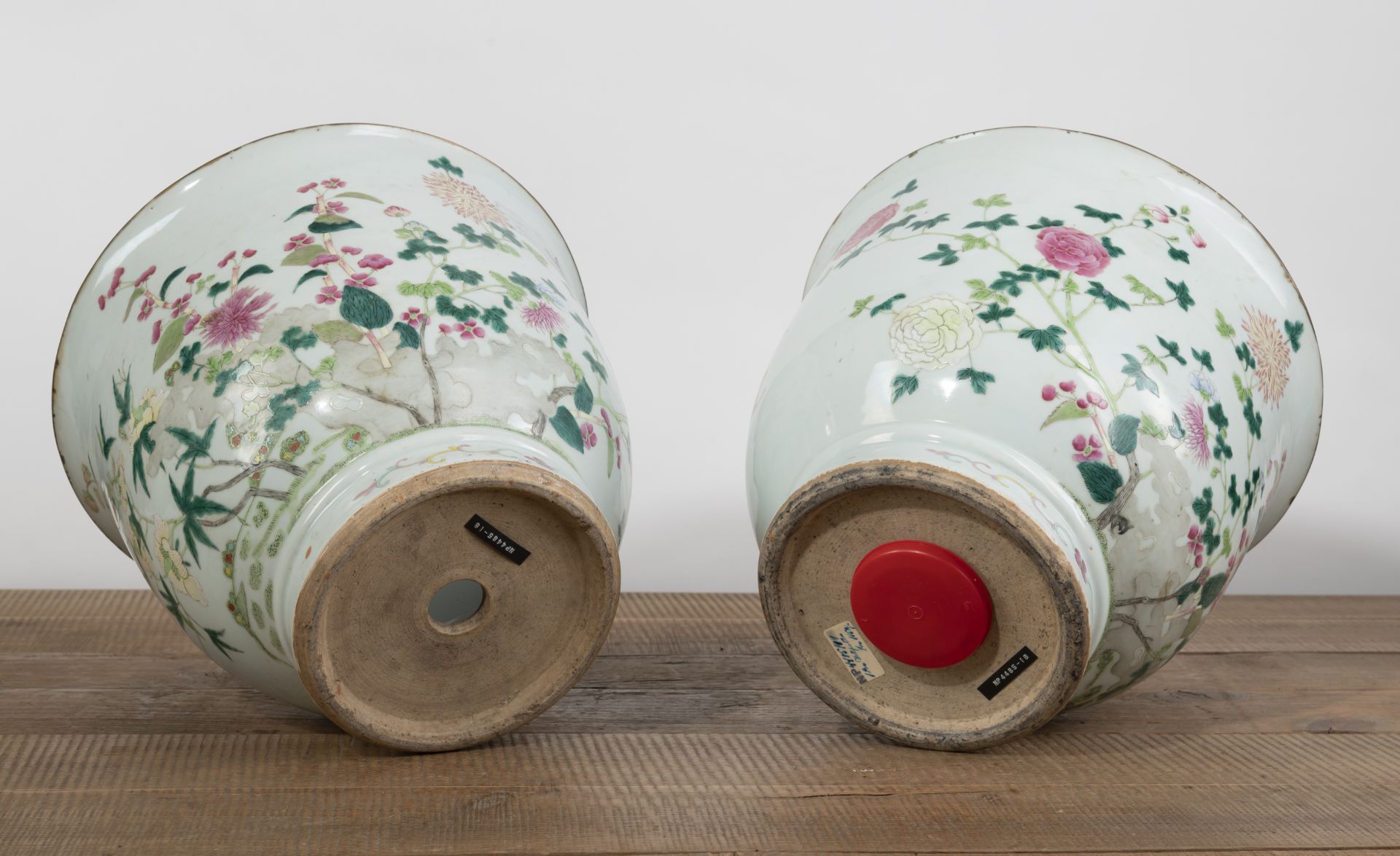 Paar Cachepots aus Porzellan mit floralem 'Famille rose'-Dekor - Bild 4 aus 4
