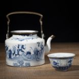 Teekanne mit Dekor von 'Luohan' und auf Tigern und in Durchbruch gearbeitete Porzellanschale aus un
