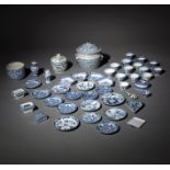 Konvolut unterglasurblau dekoriertes Porzellan bestehend aus Tassen, Untertassen, Deckeldosen und V