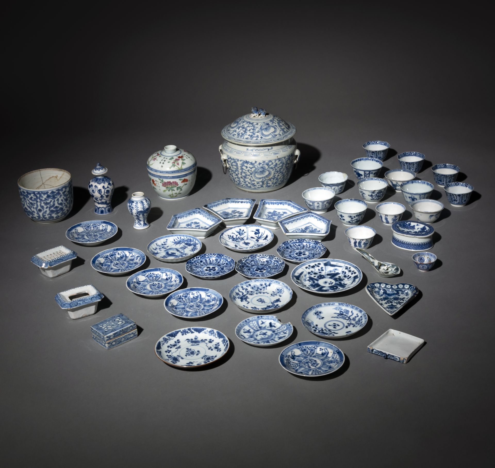 Konvolut unterglasurblau dekoriertes Porzellan bestehend aus Tassen, Untertassen, Deckeldosen und V