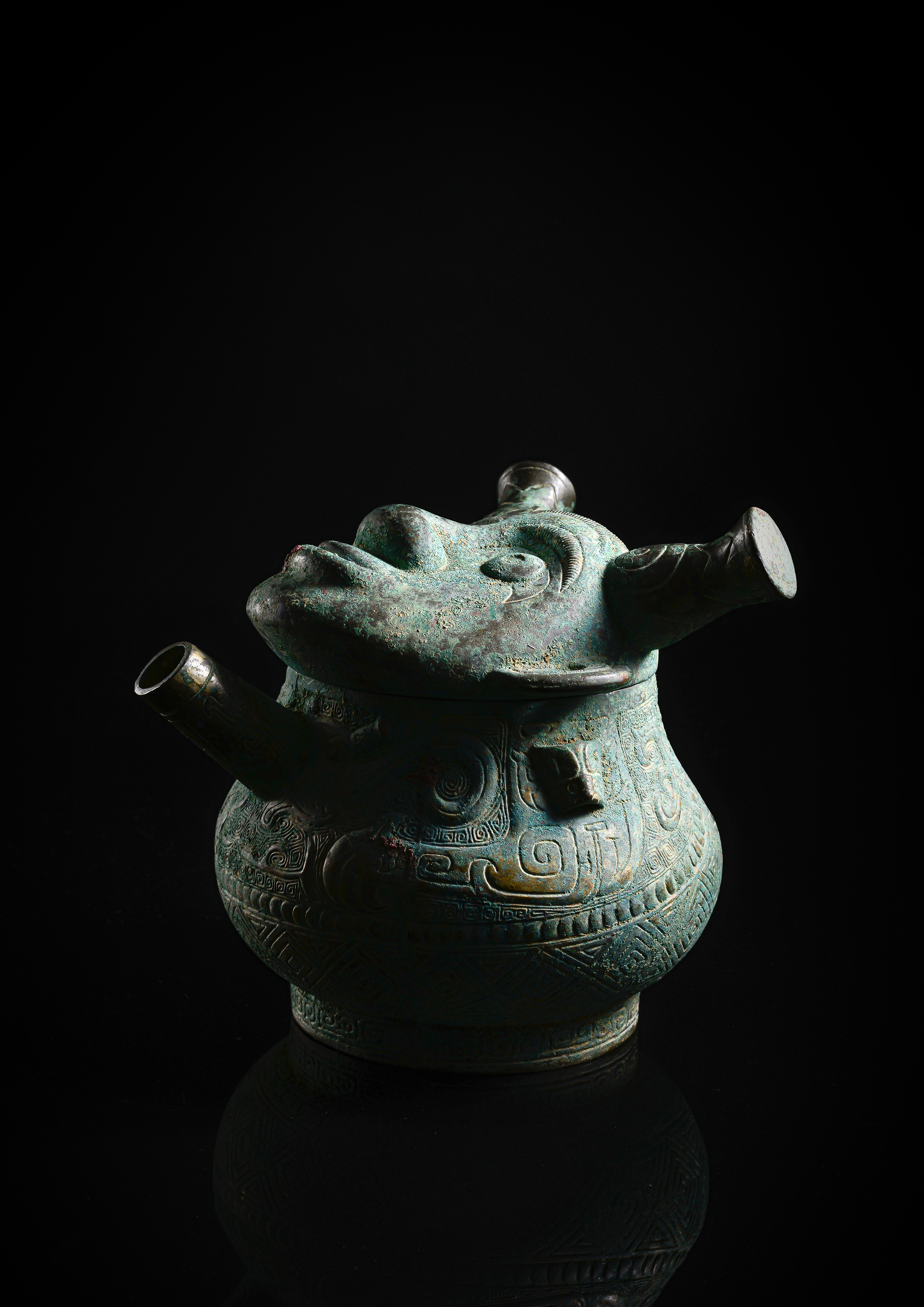 AN ARCHAIC RITUAL BRONZE WATER VESSEL 'HE' WITH AN ANTHROPOMORPHIC COVER