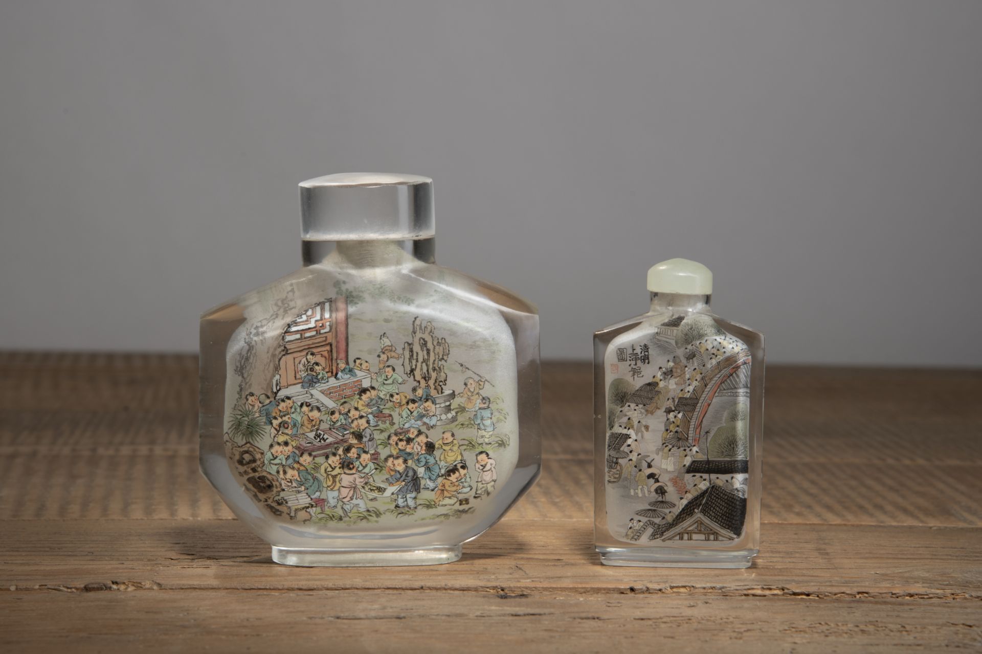 Große 'Hundert-Knaben' Tisch-Snuffbottle und Snuffbottle mit Szenen aus der 'Qingming-Rolle', beide - Bild 3 aus 4