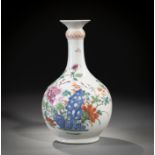 Flaschenvase aus Porzellan mit floralem 'Famille rose'-Dekor