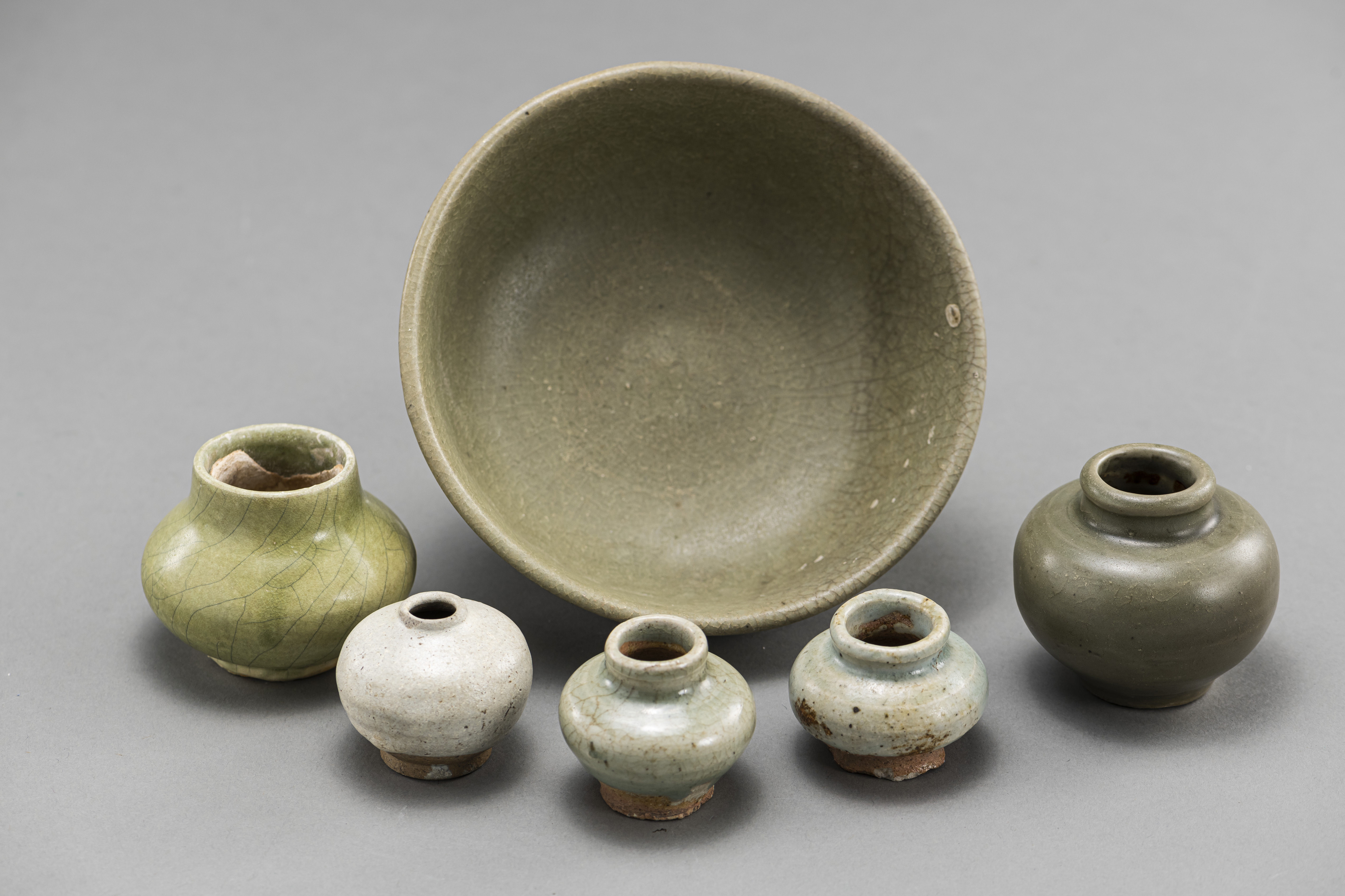 A GROUP OF CELADON GLAZED CERAMICS WITH JARS AND BOWL - Image 4 of 4